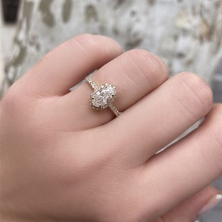 1.30 Karat Gia Sertifikalı Oval Taşlı Pırlanta Yüzük F Renk