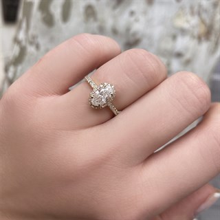 1.30 Karat Gia Sertifikalı Oval Taşlı Pırlanta Yüzük D Renk