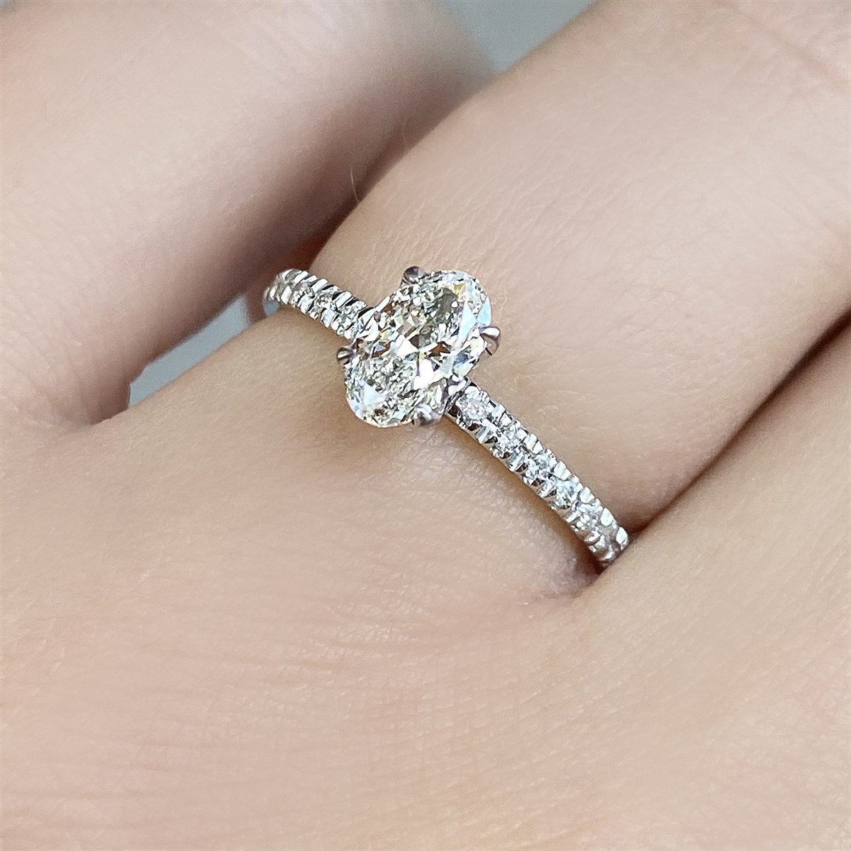 0.70 Karat Gia Sertifikalı Oval Kenar Taşlı Pırlanta Yüzük D Renk