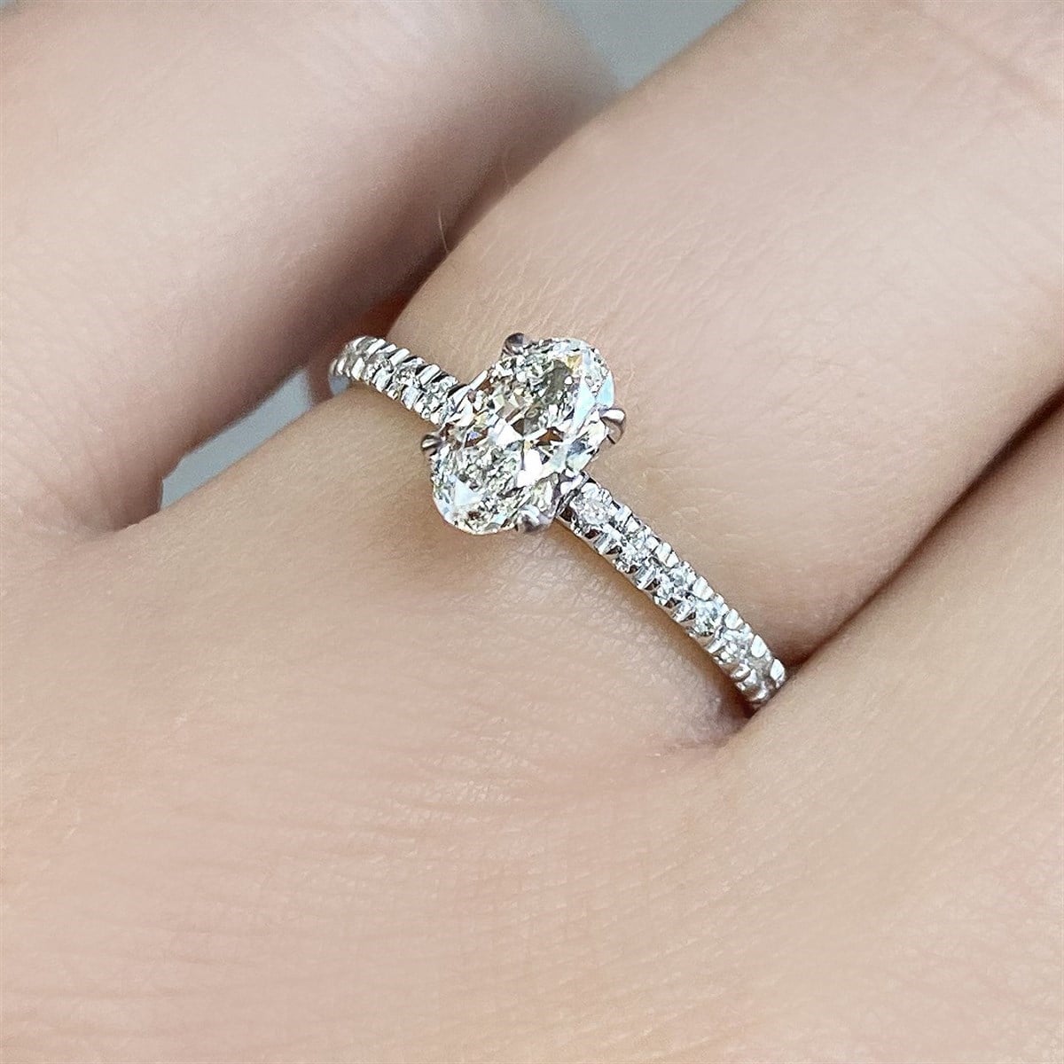 0.70 Karat Gia Sertifikalı Oval Kenar Taşlı Pırlanta Yüzük D Renk