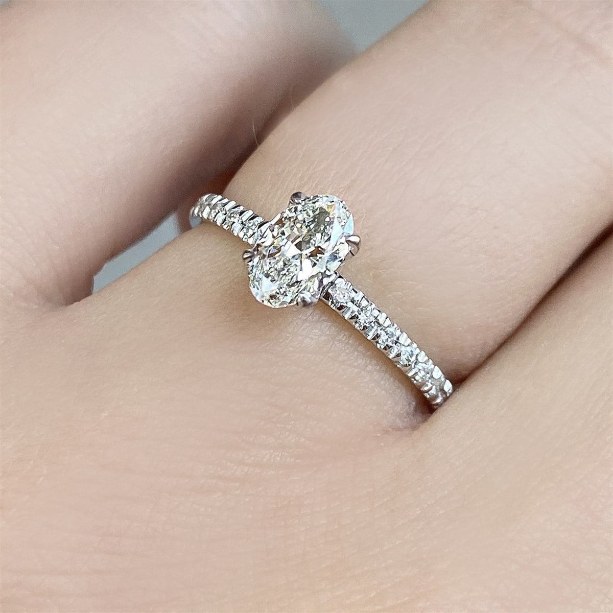 0.70 Karat Gia Sertifikalı Oval Kenar Taşlı Pırlanta Yüzük D Renk