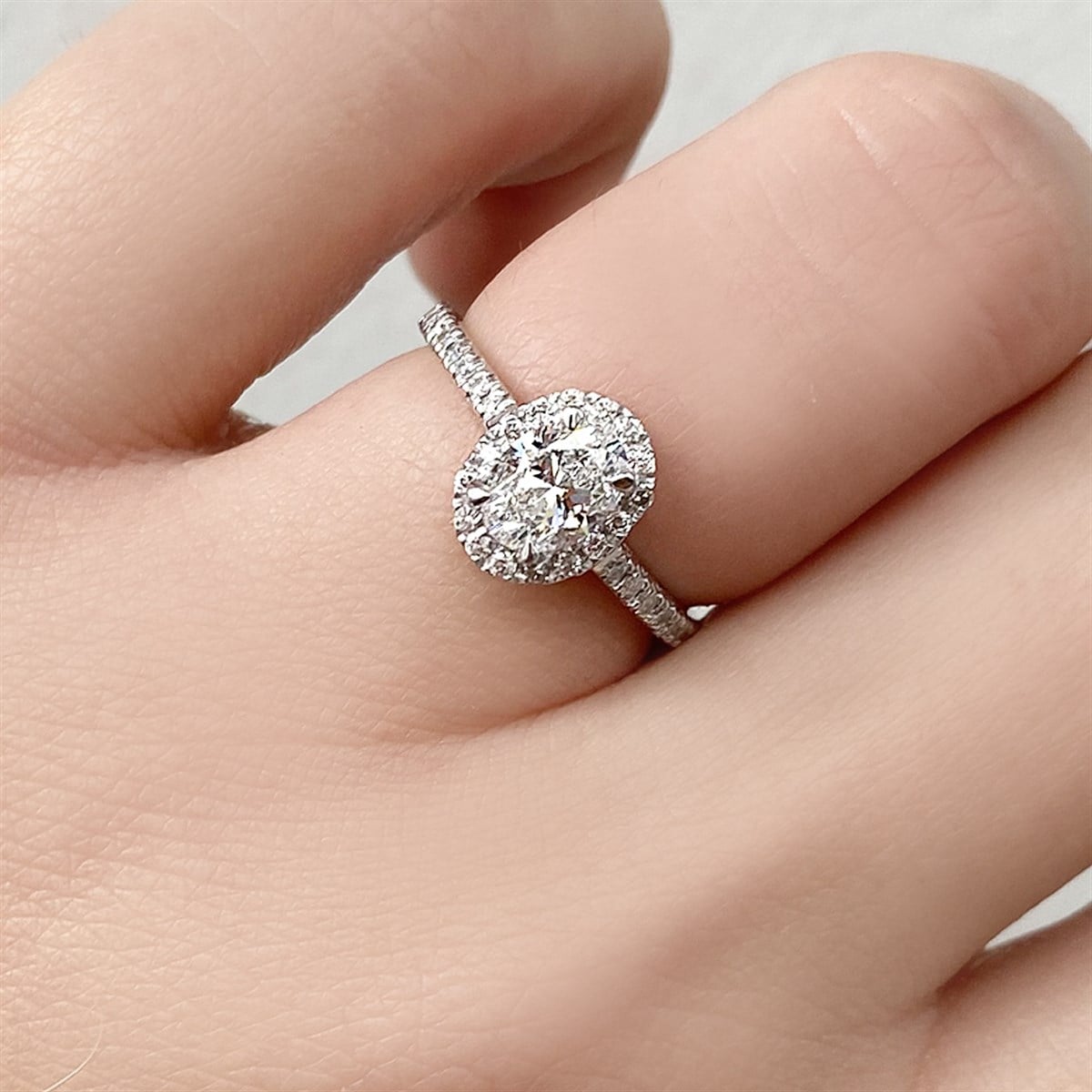 0.85 Karat Gia Sertifikalı Oval Taşlı Pırlanta Yüzük D Renk