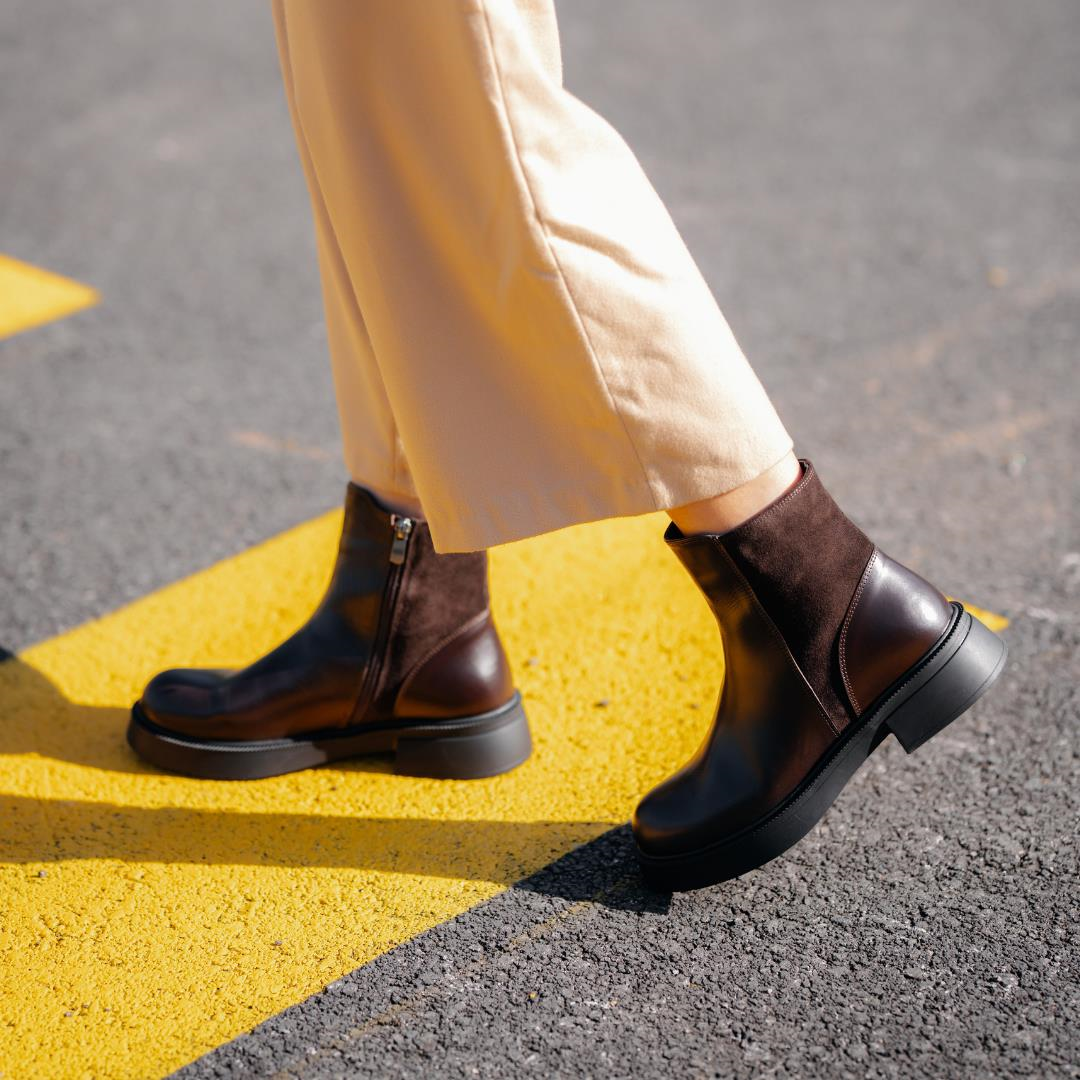 Kahve Deri Kadın Günlük Bot