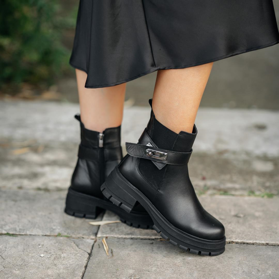 Siyah Deri Kadın Tokalı Bot