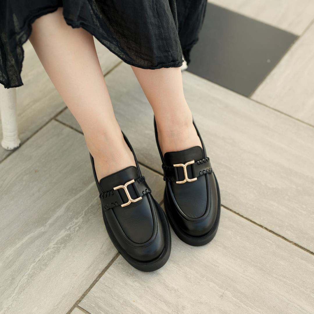 Siyah Deri Tokalı Kadın Loafer