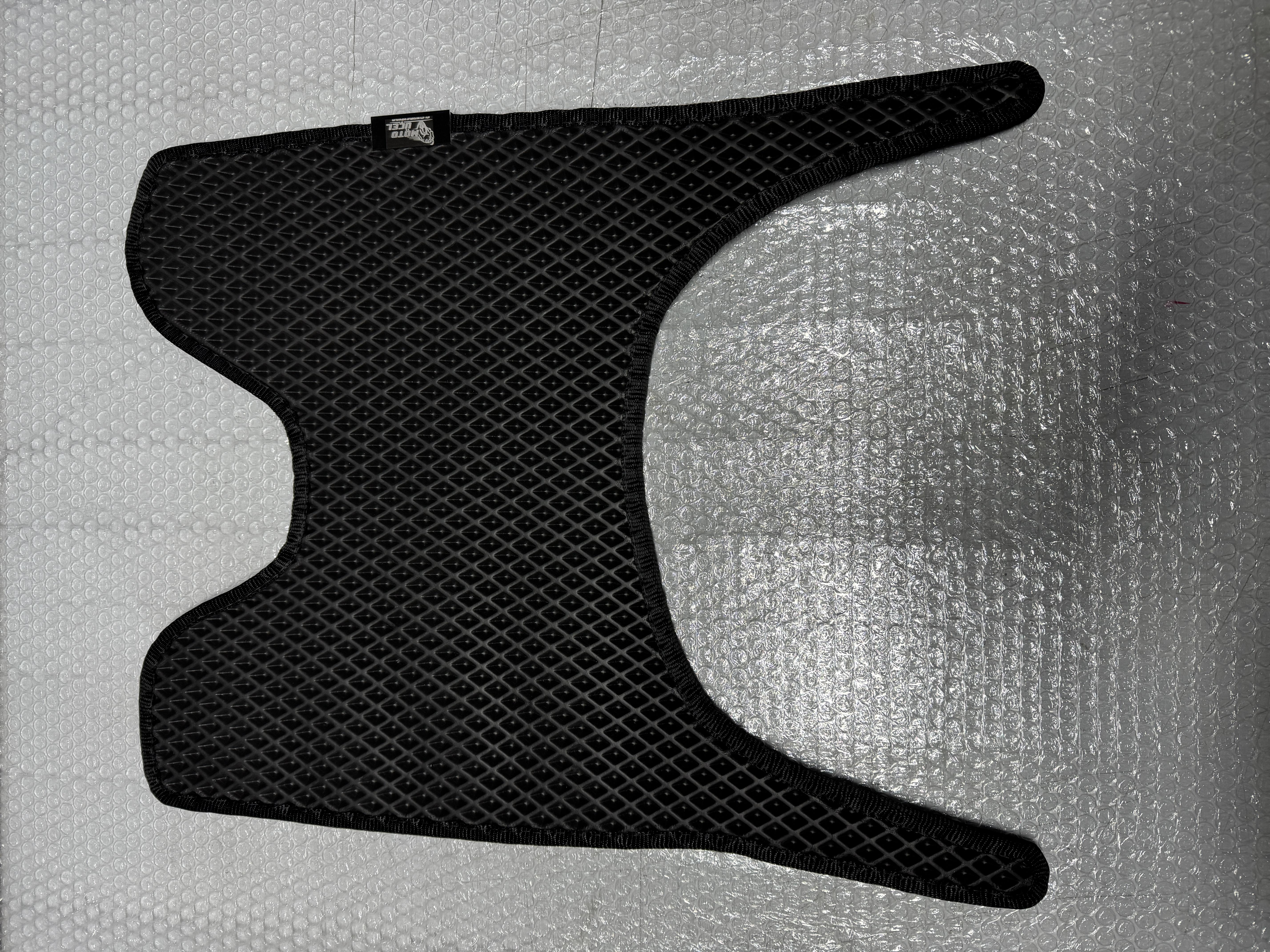 Hero Dash 125 Paspas (Siyah Zemin Siyah Kenarlı)