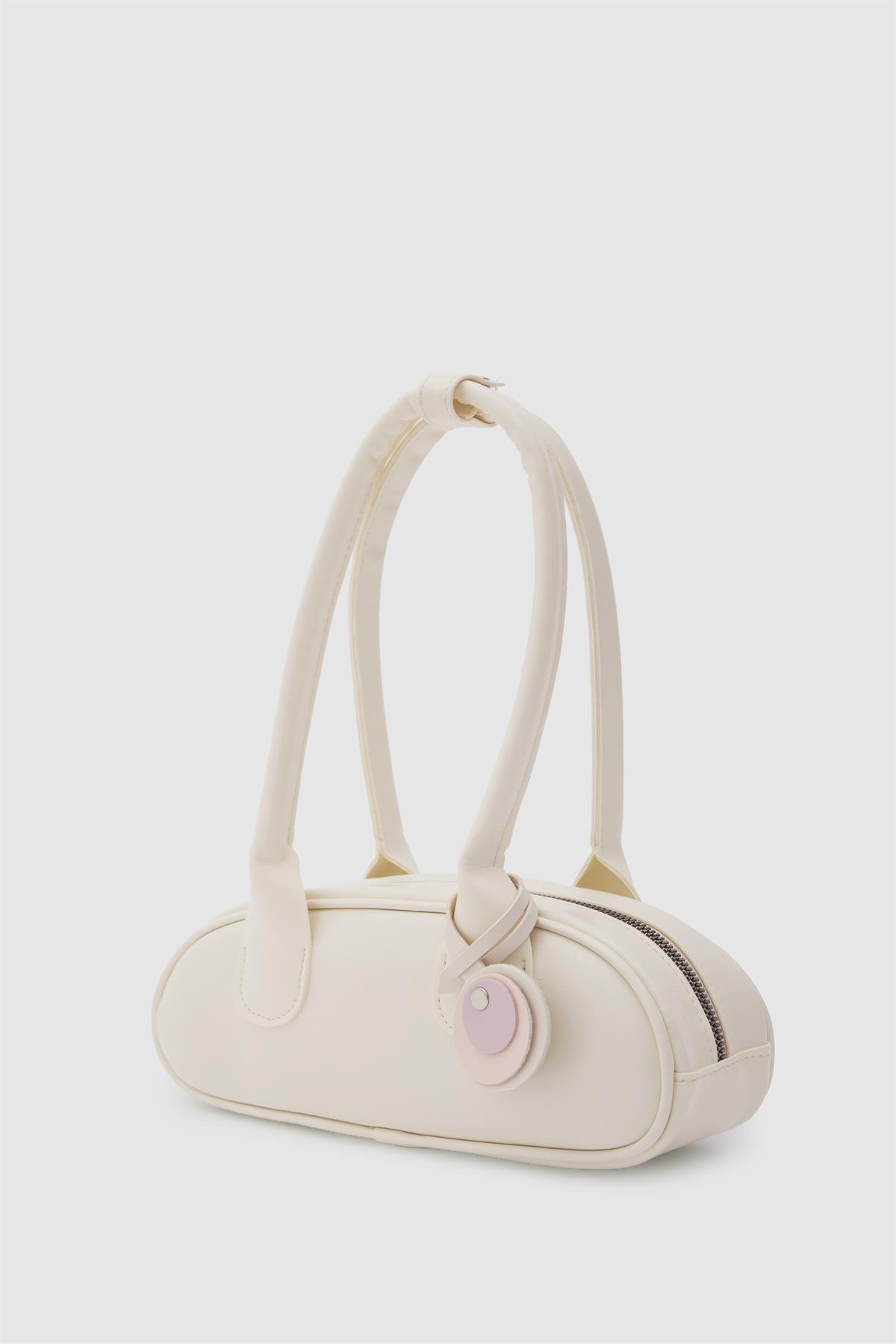 Lisse Charmlı Oval Baget Çanta Krem