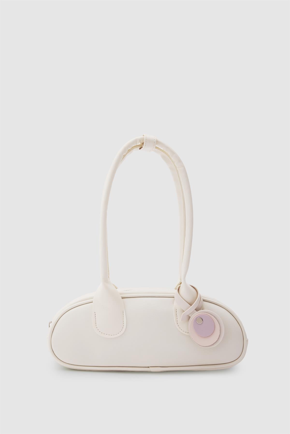 Lisse Charmlı Oval Baget Çanta Krem
