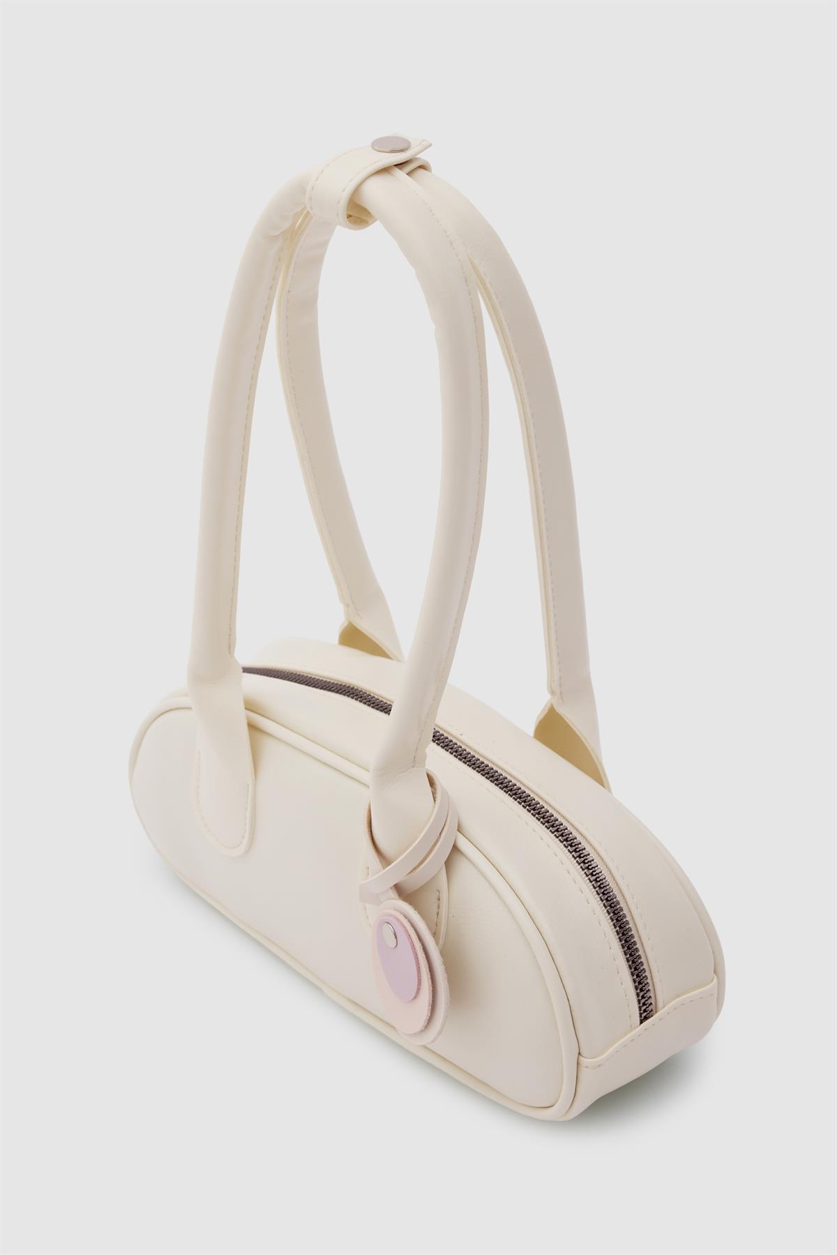 Lisse Charmlı Oval Baget Çanta Krem