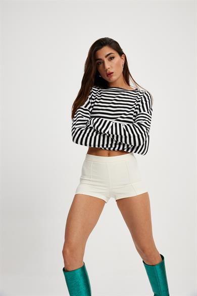 Ekru Dikiş Detaylı Mini Şort