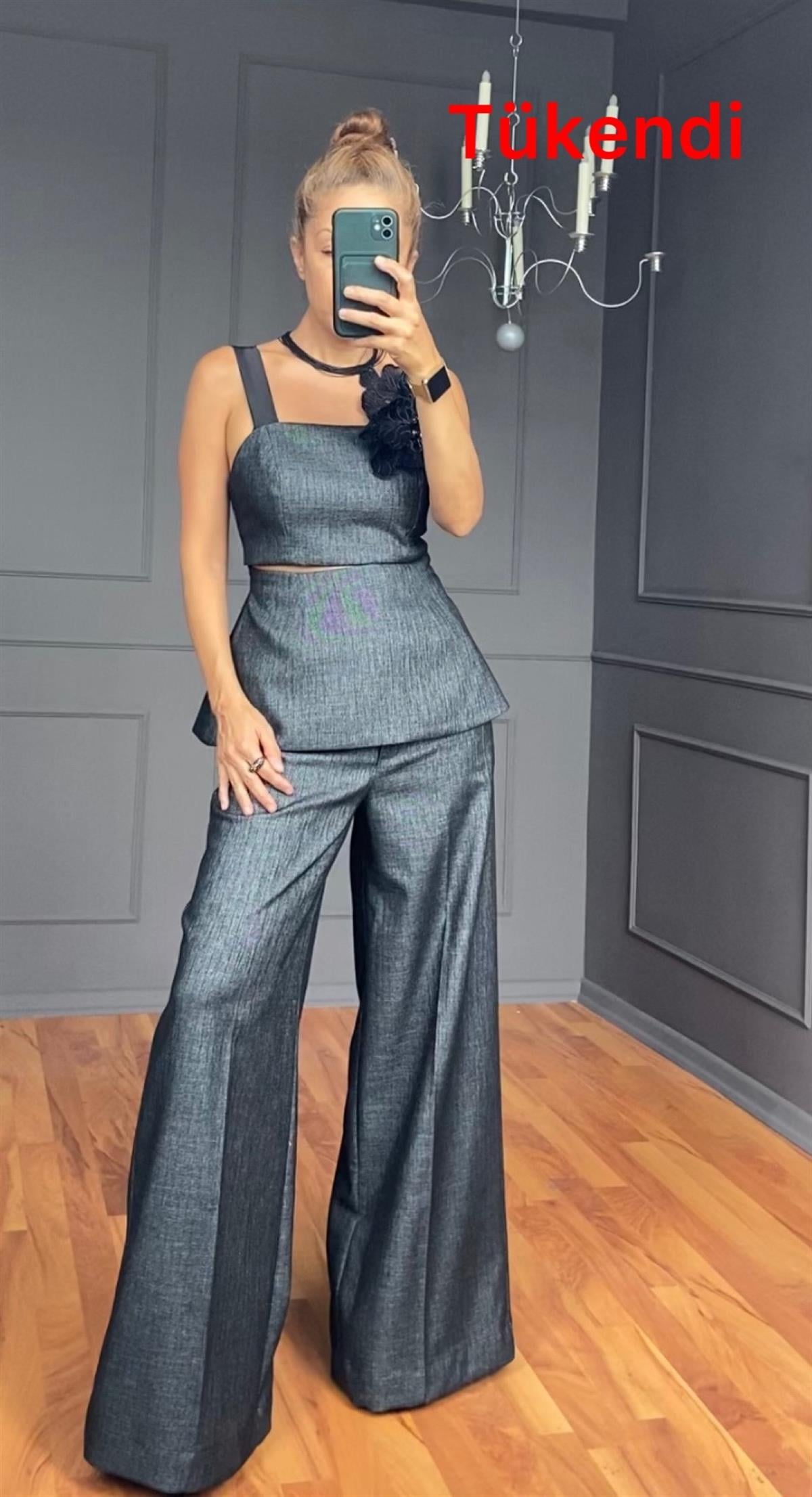 Lili , gri takım