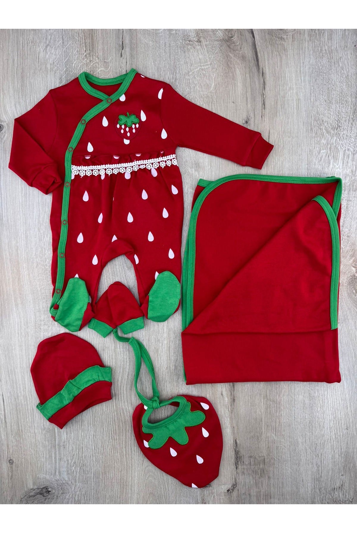 #260334 (0-3 Ay) Çilek Desenli Battaniyeli Set
