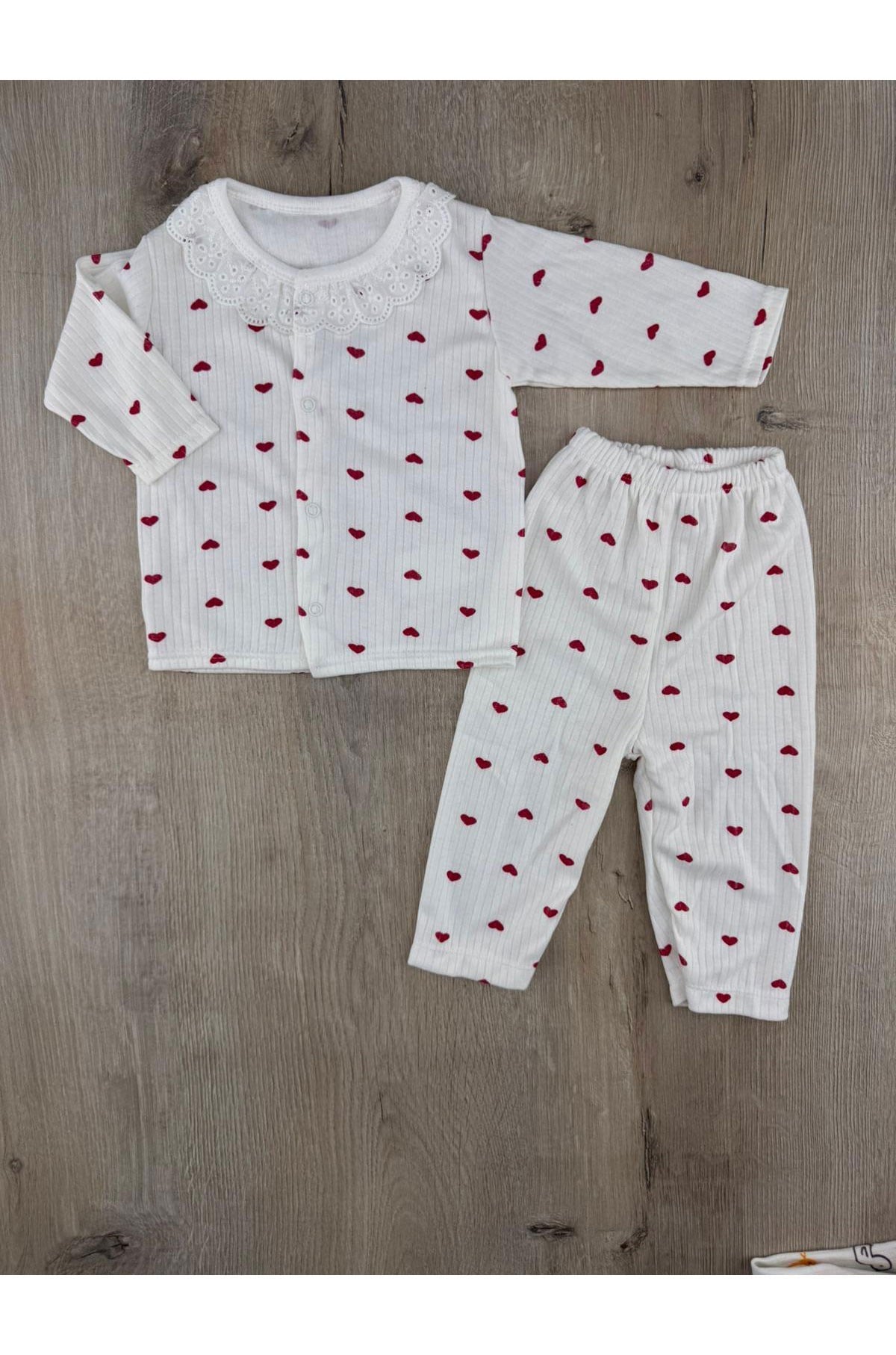 Gonca Bebe (0-6 Ay) Minik Kalp Desenli Yaka Dantelli Pijama Takımı