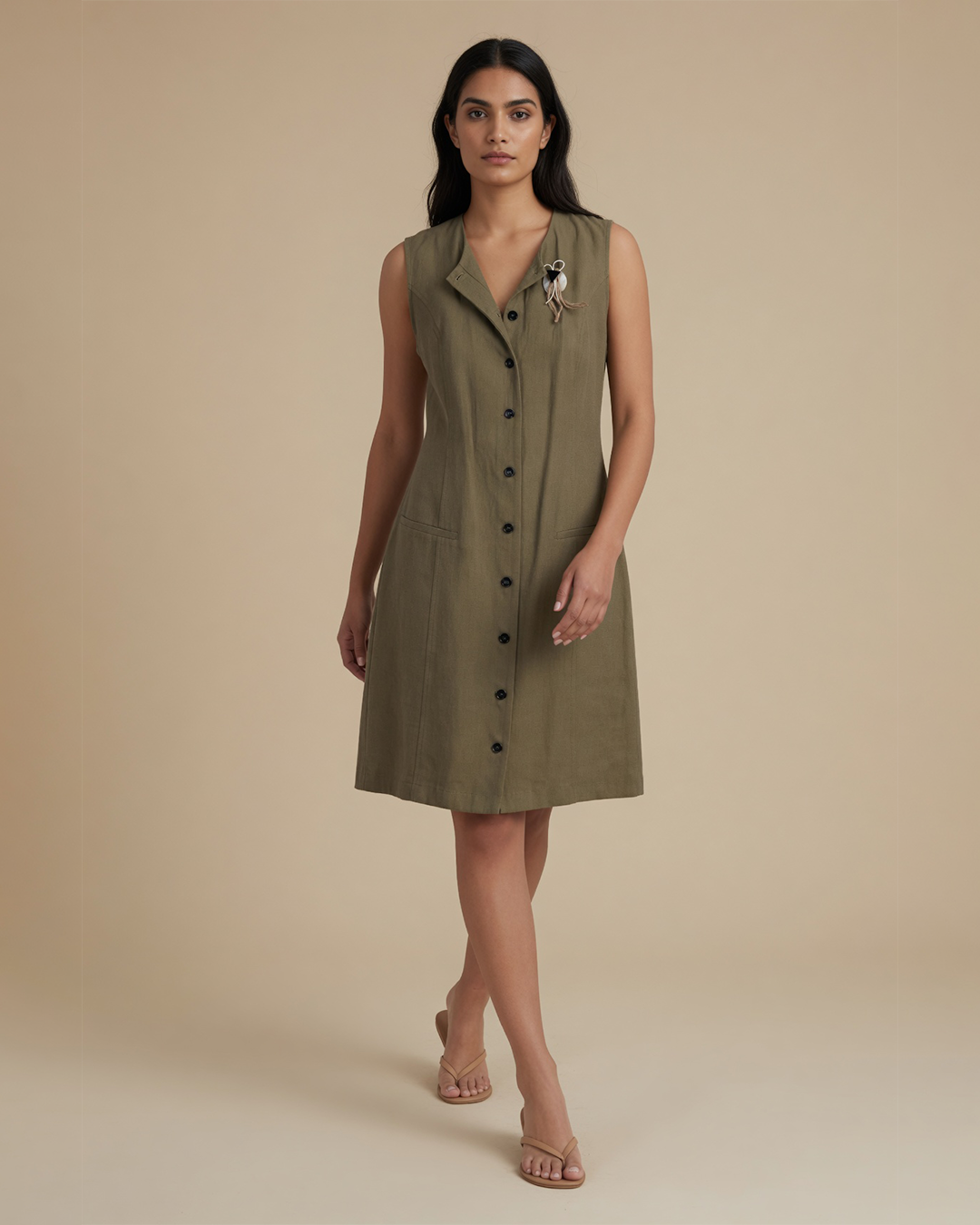BROŞ DETAYLI DÜĞMELİ TENCEL ELBİSE