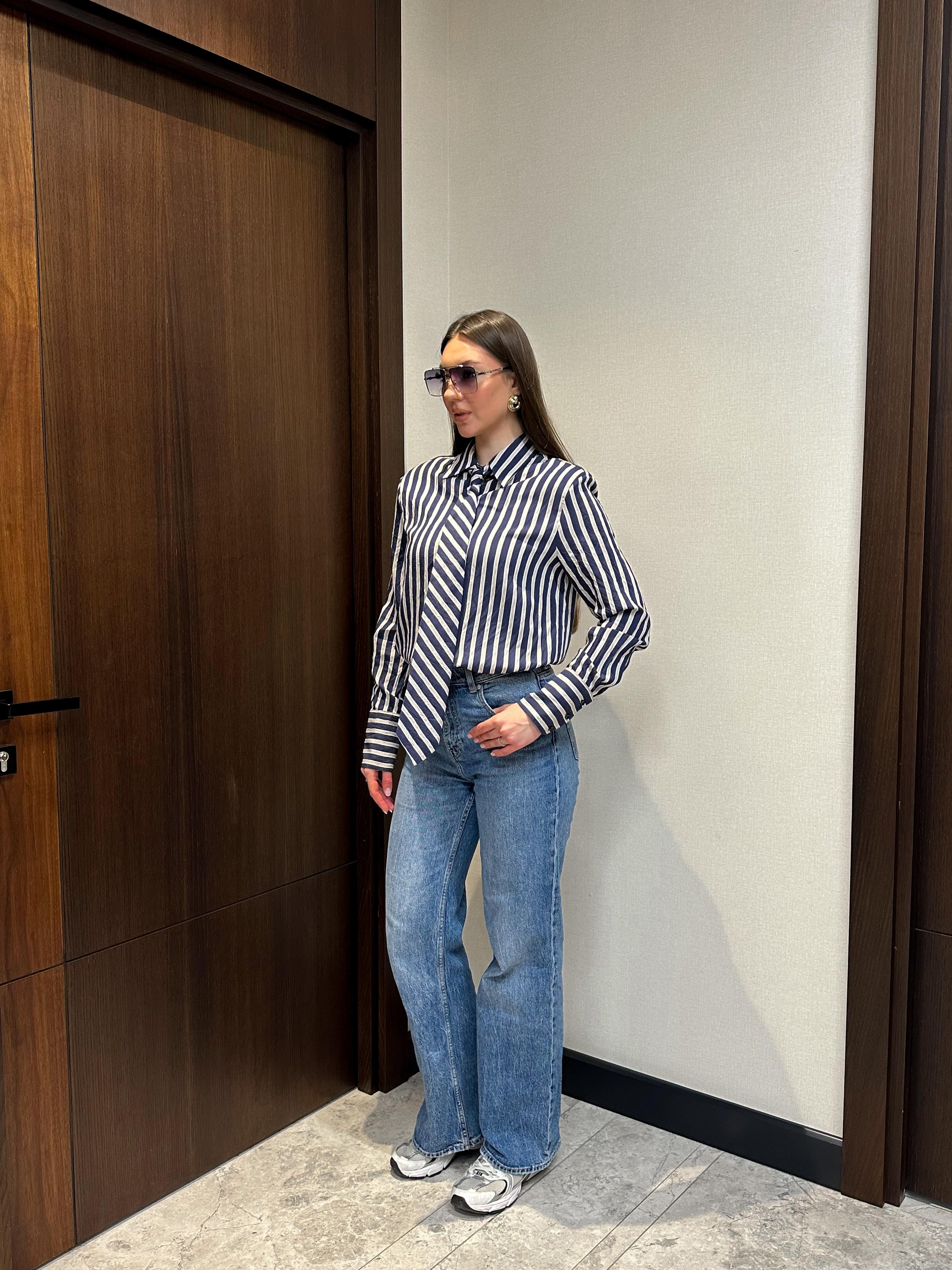 ÇİZGİLİ KRAVAT DETAYLI GÖMLEK