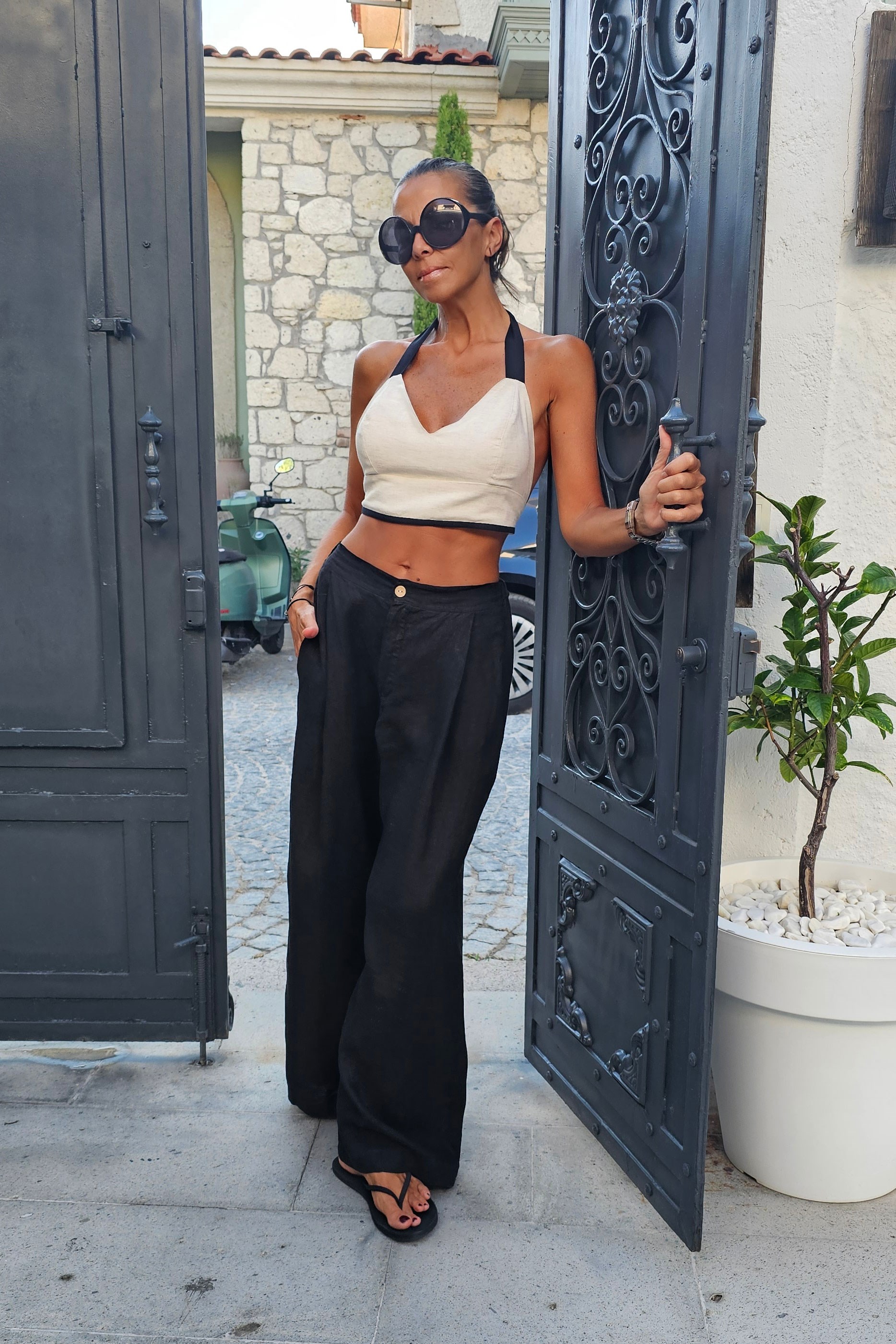 Keten Bağlama ve Siyah Detaylı Crop Bluz