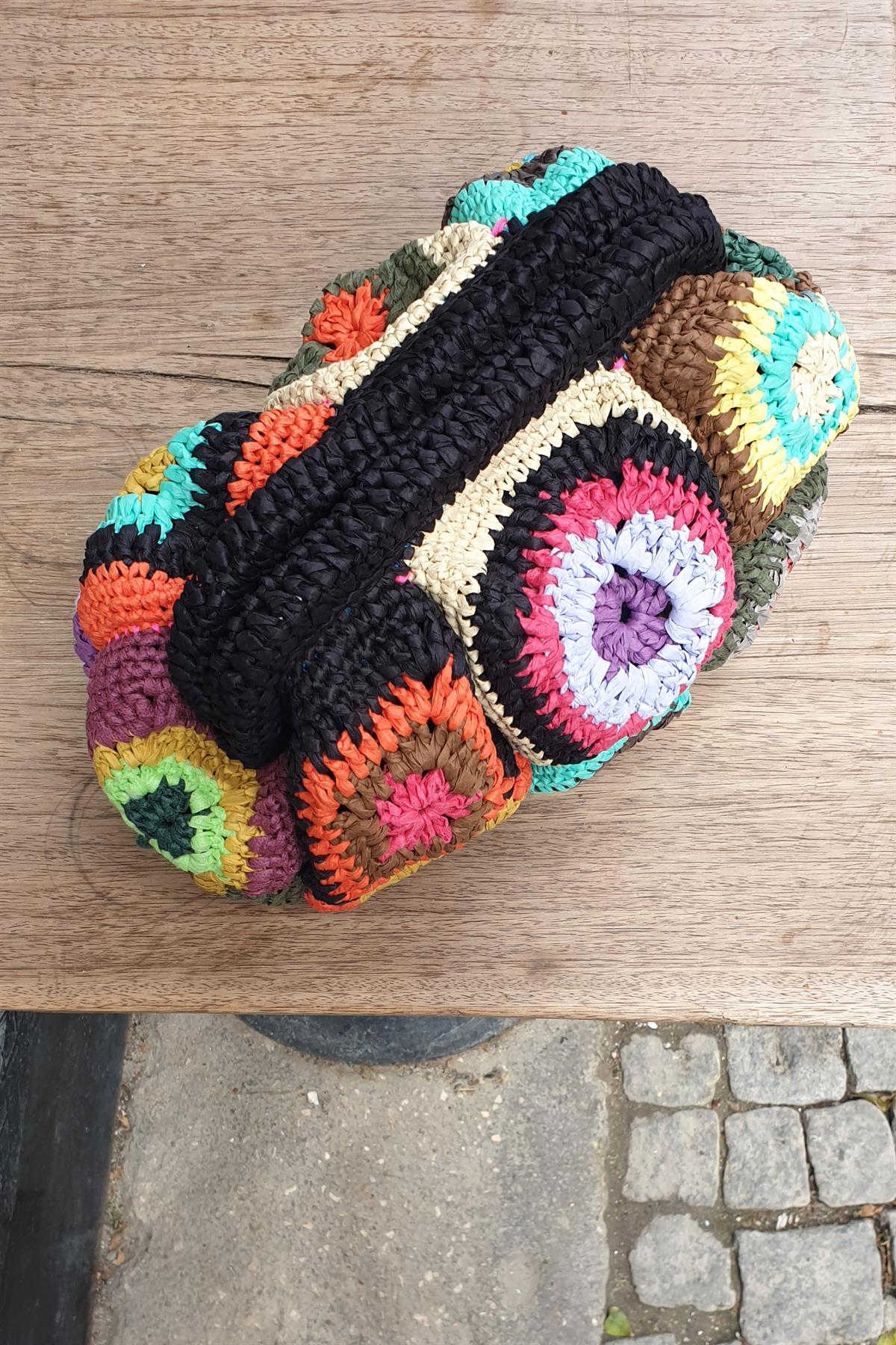 El yapımı renkli motifli burslu çanta