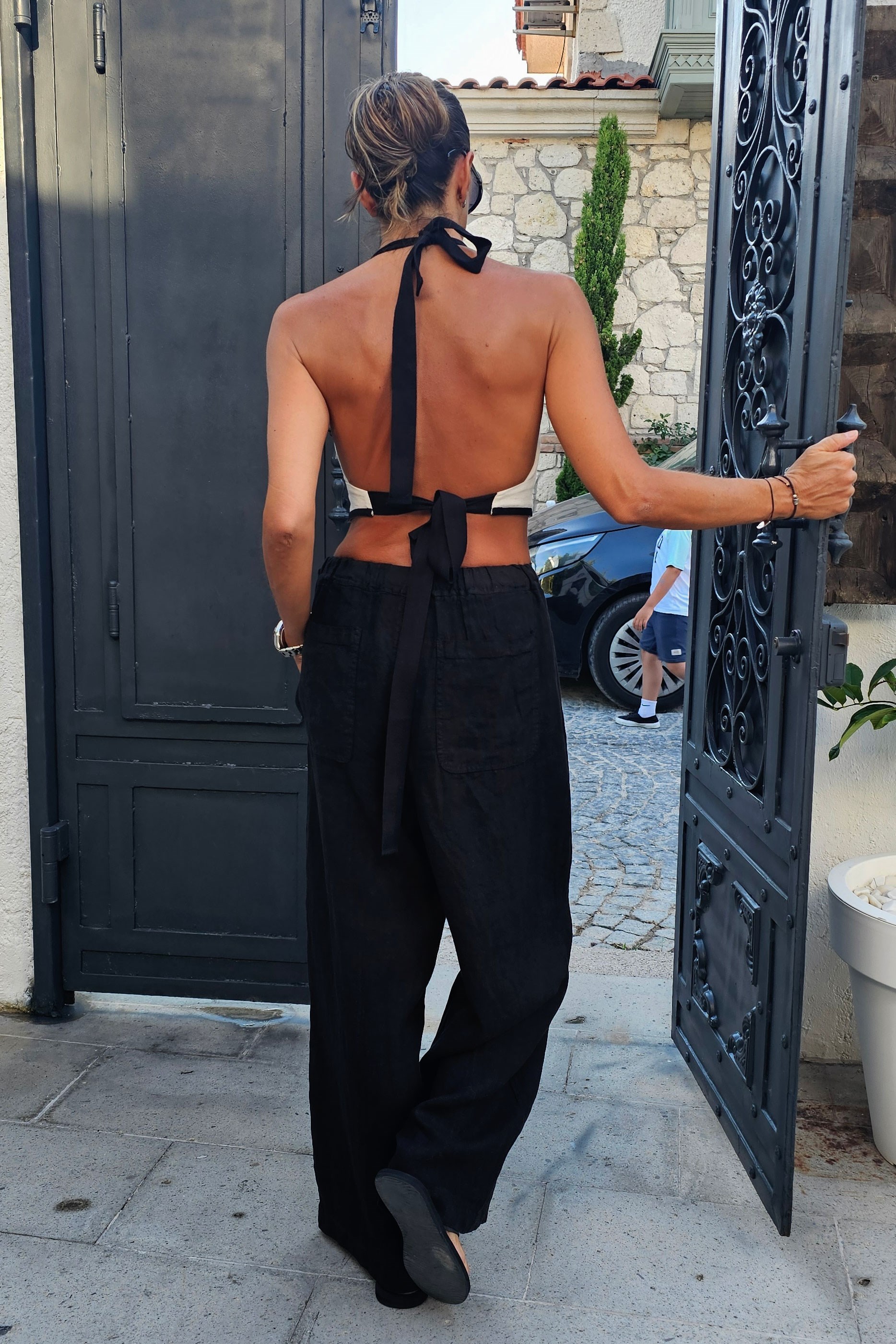 Keten Bağlama ve Siyah Detaylı Crop Bluz · 3
