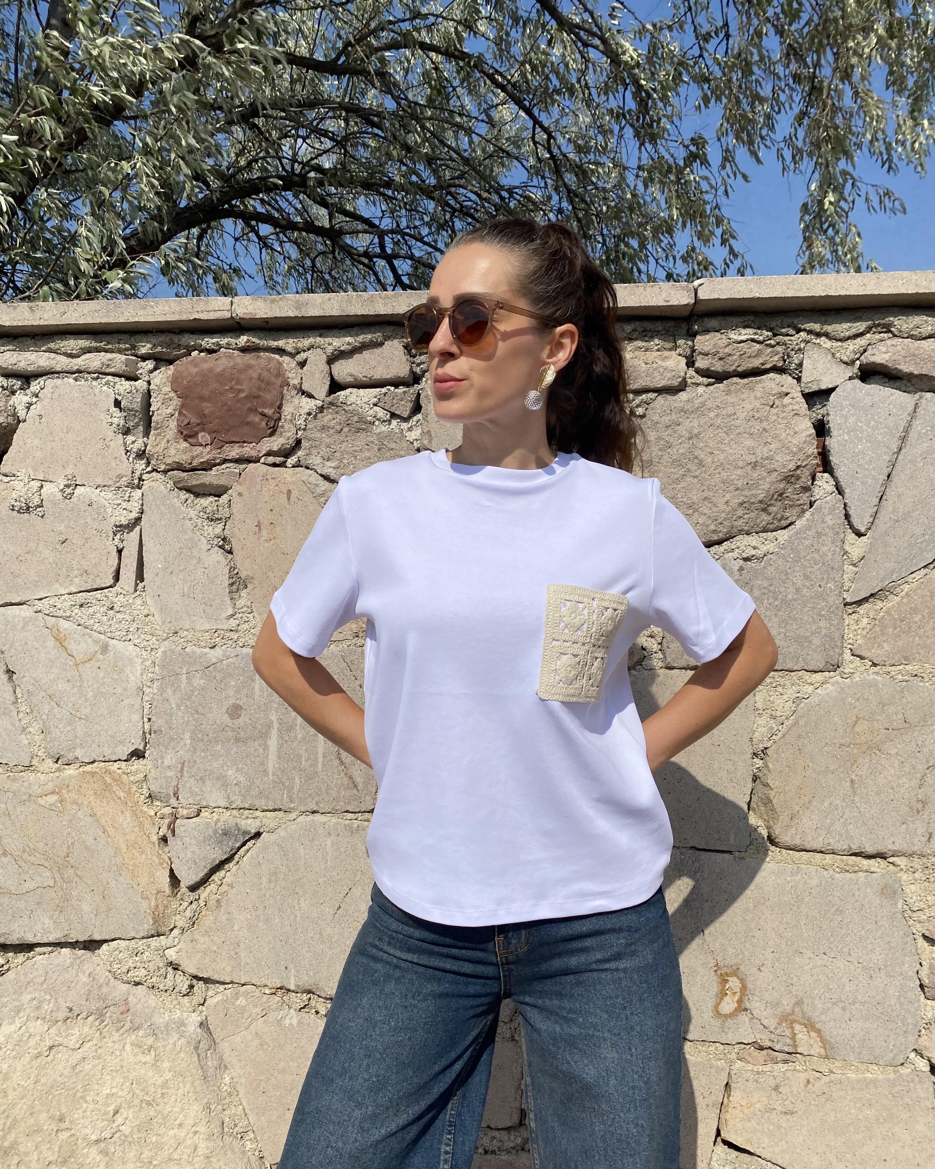 Beyaz Bisiklet Yaka Örgü Cep Detaylı Tişört