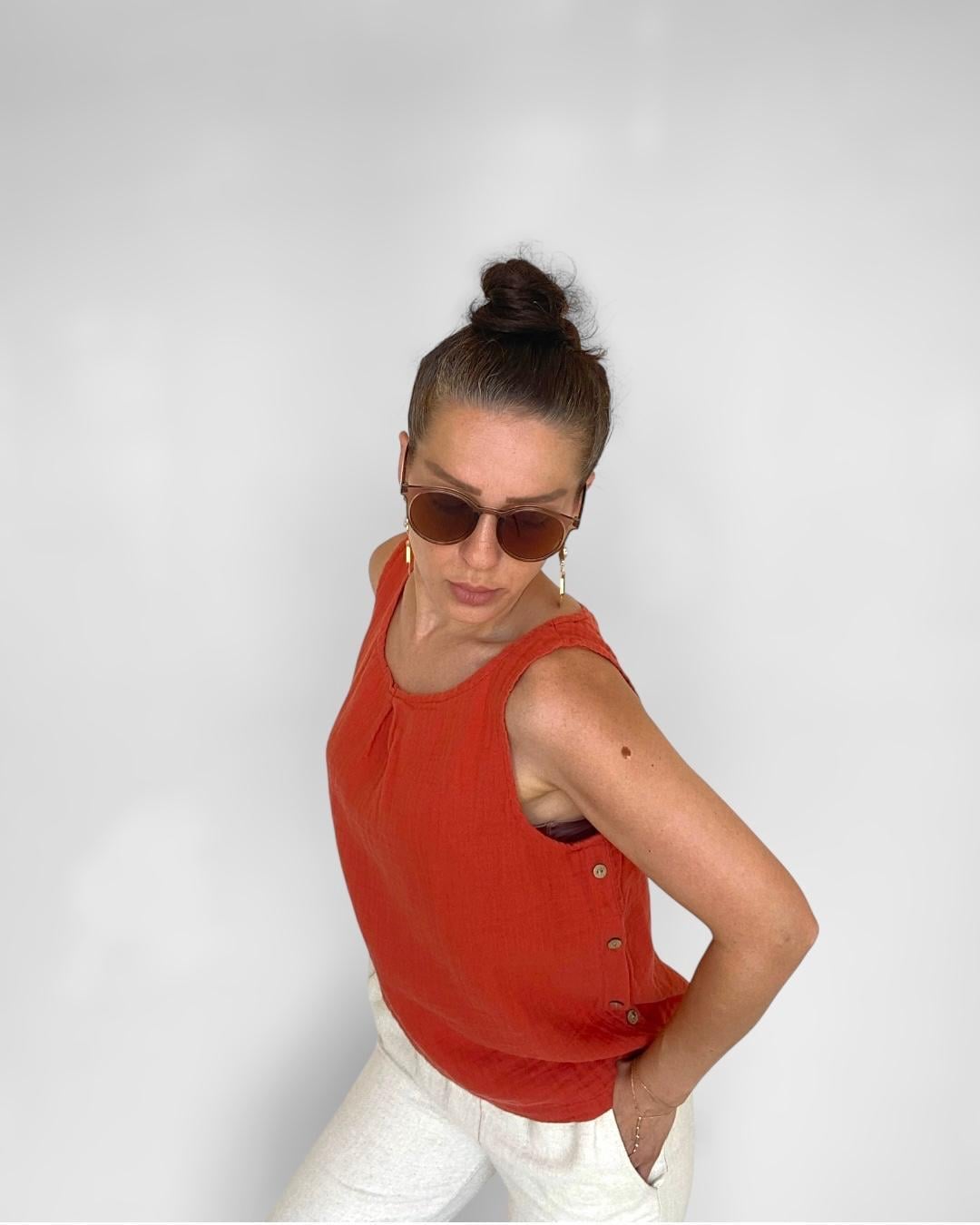 Kiremit Rengi Kolsuz Yanlardan Düğme Detaylı Bluz