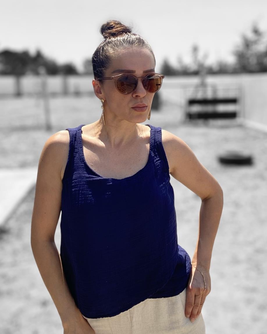 Lacivert Düğmeli Sırt Detay Asimetrik Ön Kesim Kolsuz Bluz