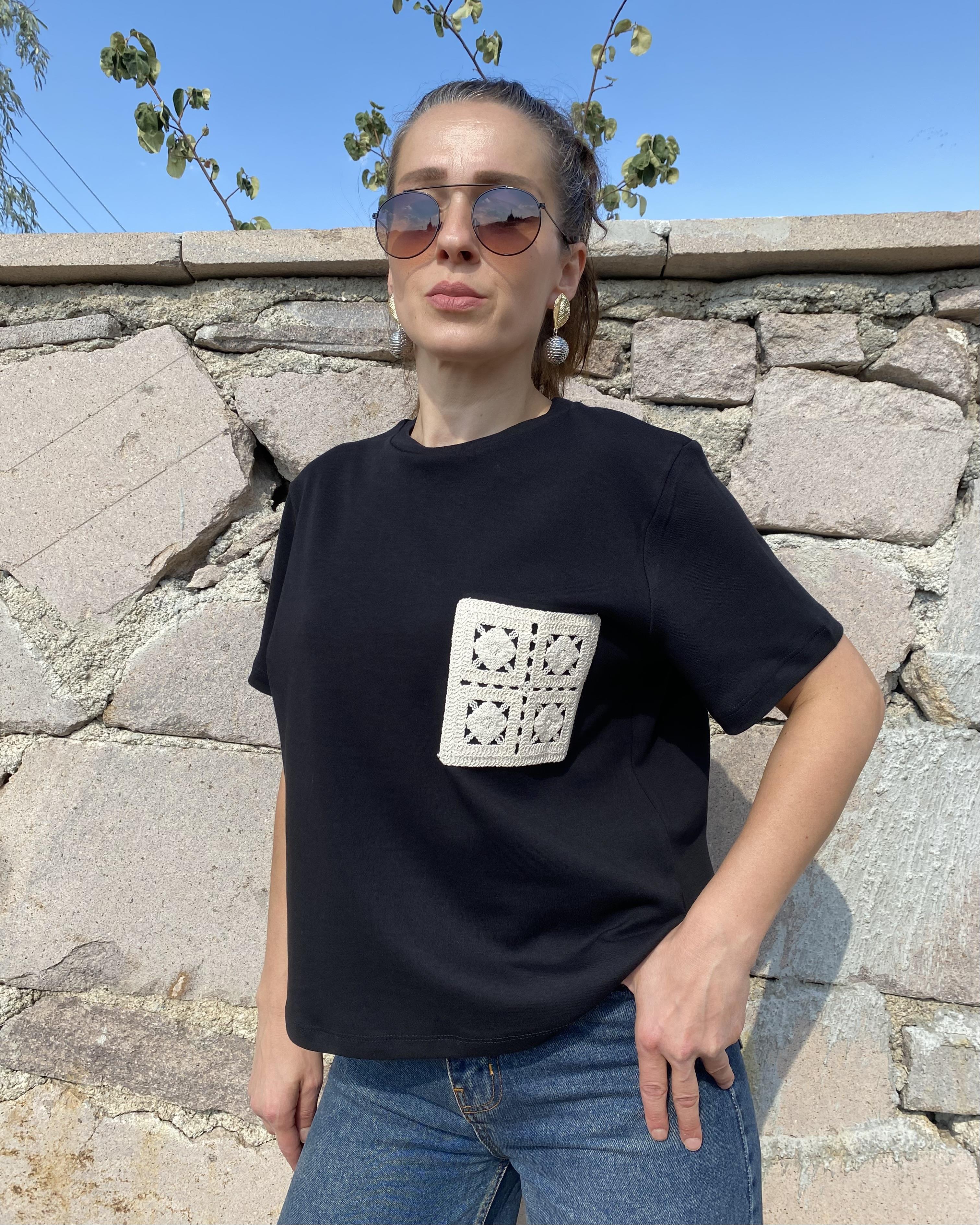 Siyah Bisiklet Yaka Örgü Cep Detaylı Tişört