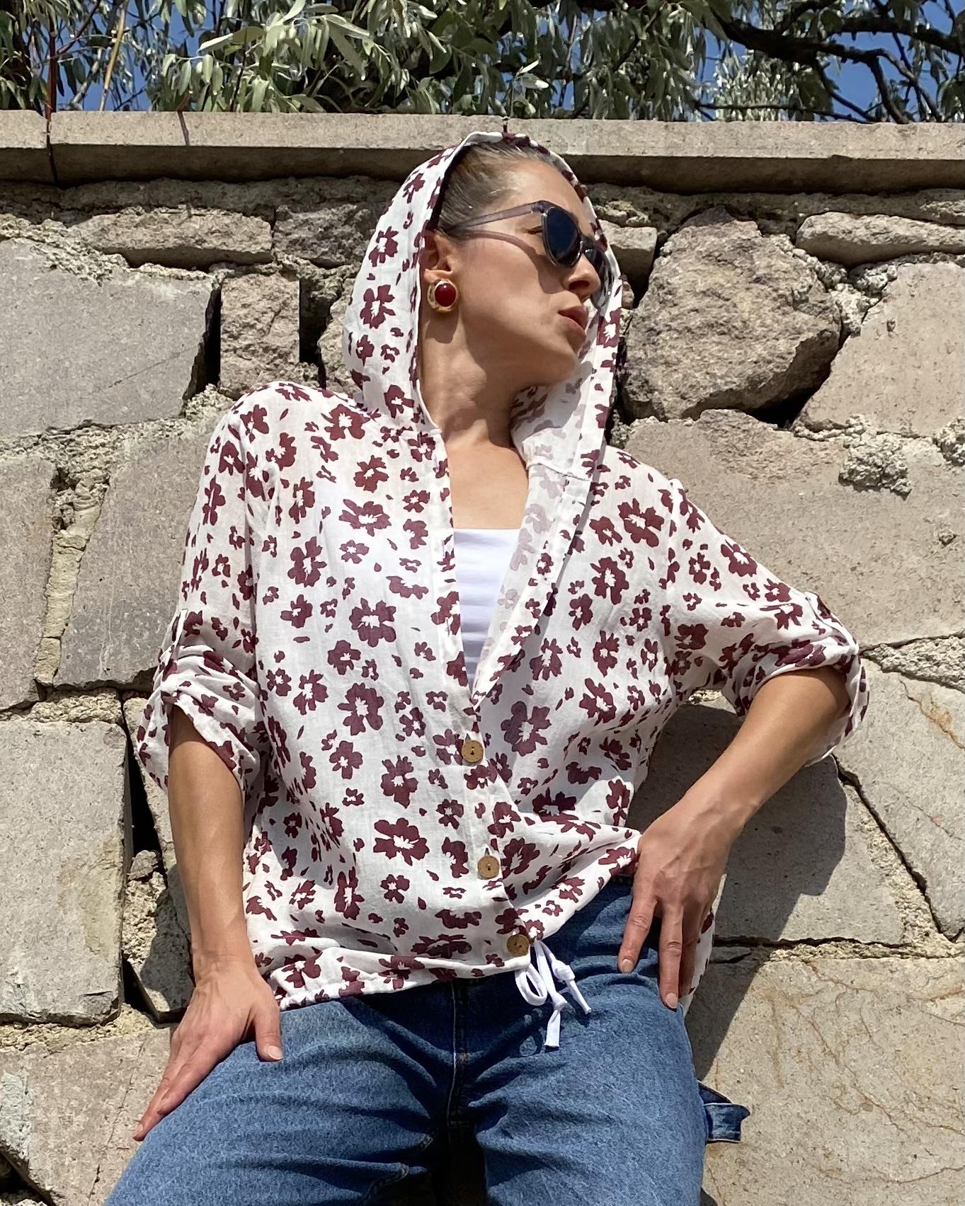 Beyaz Kapüşonlu Bordo Çiçek Desenli Oversize Müslin Kumaş Gömlek