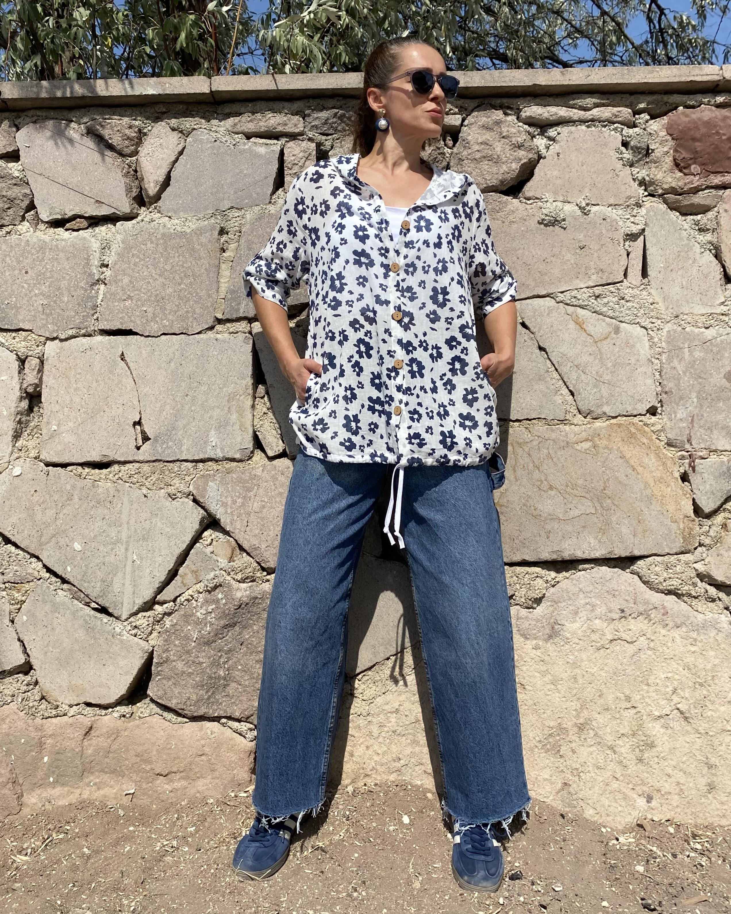 Beyaz Kapüşonlu Lacivert Çiçek Desenli Oversize Müslin Kumaş Gömlek