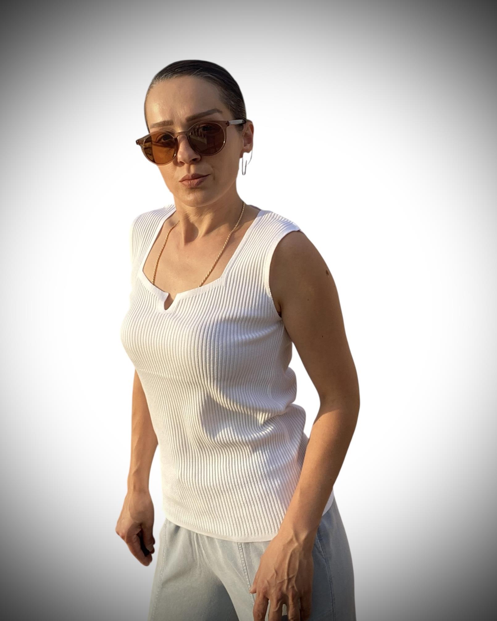 Beyaz Kare Yaka V Kesim Triko Atlet