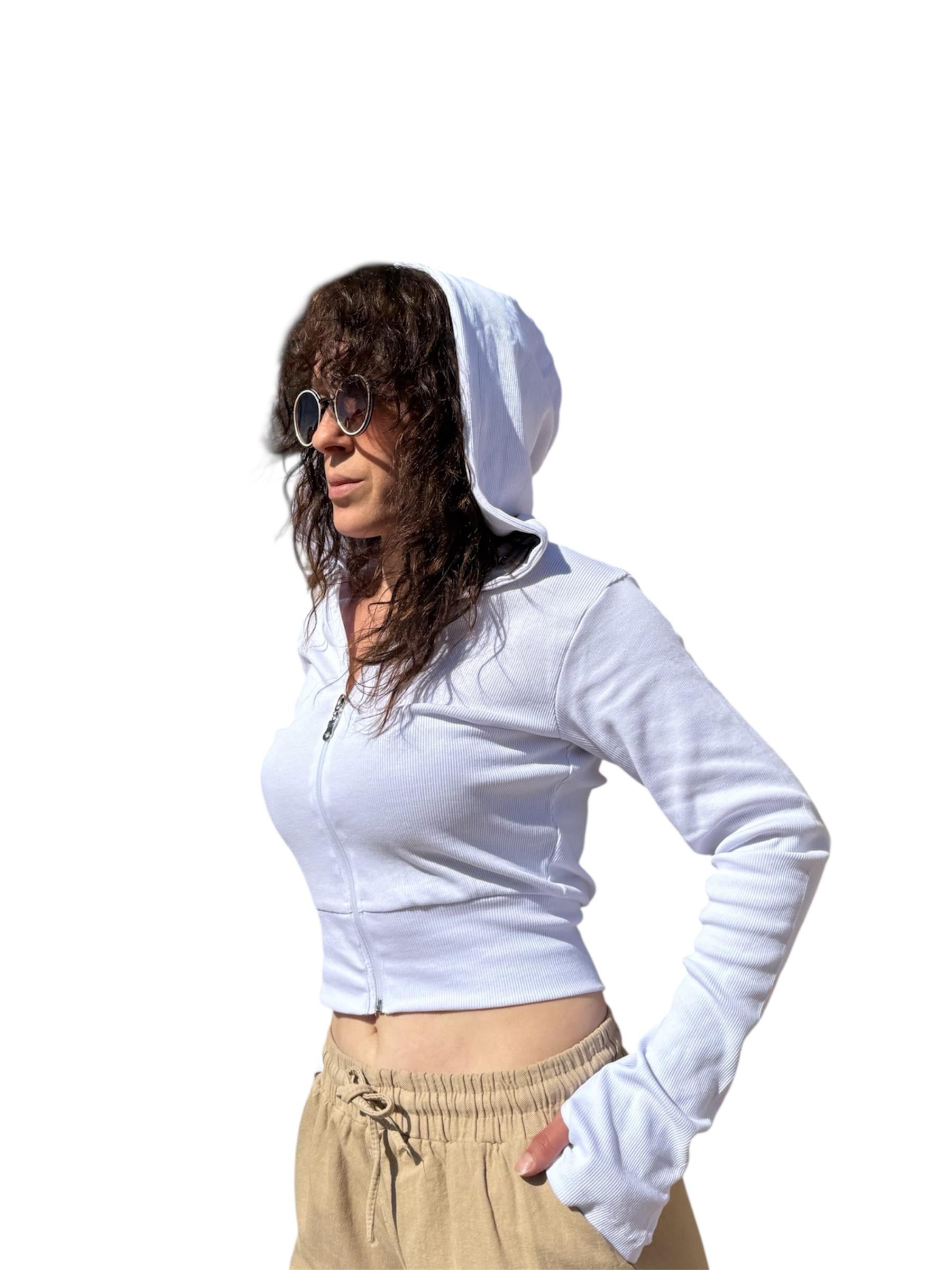 Beyaz Ribana Dokulu Kapüşonlu Kısa Sweat