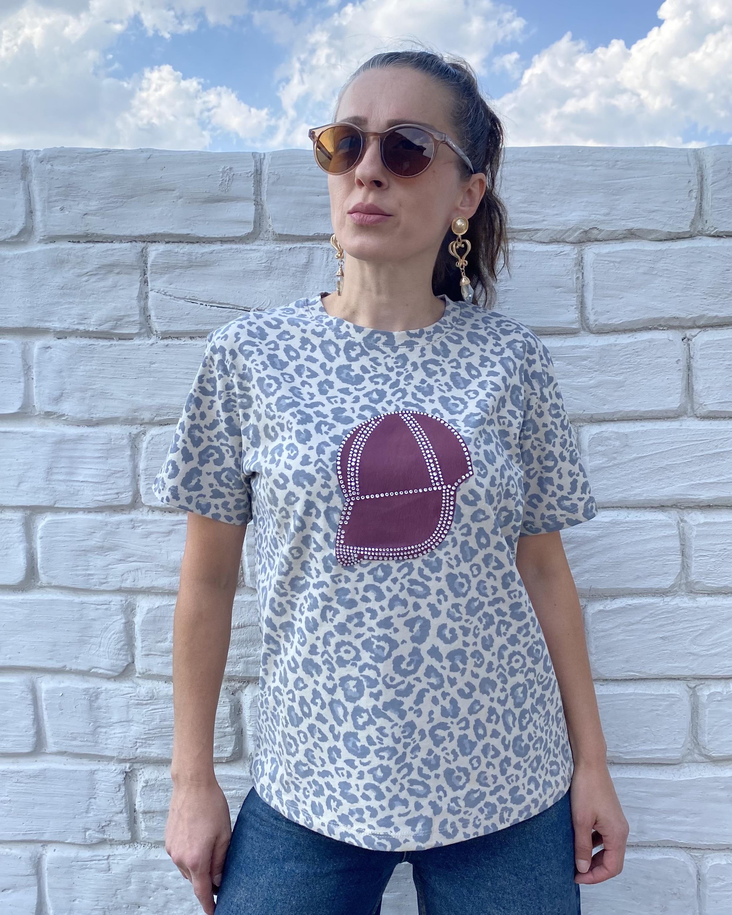 Gri Bisiklet Yaka Leopar Desenli Bordo Baskılı Tişört