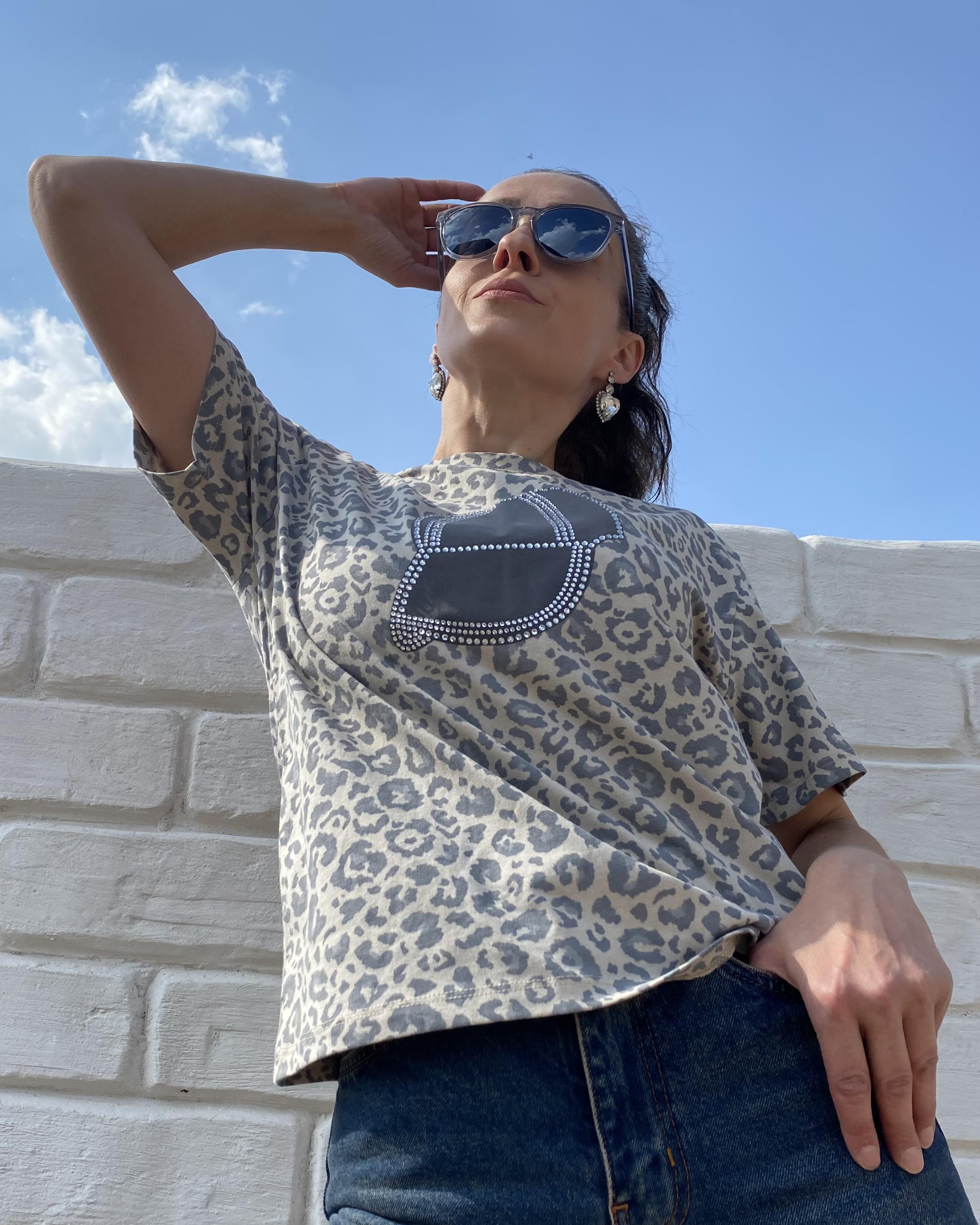 Gri Bisiklet Yaka Leopar Desenli Gri Şapka Baskılı Tişört