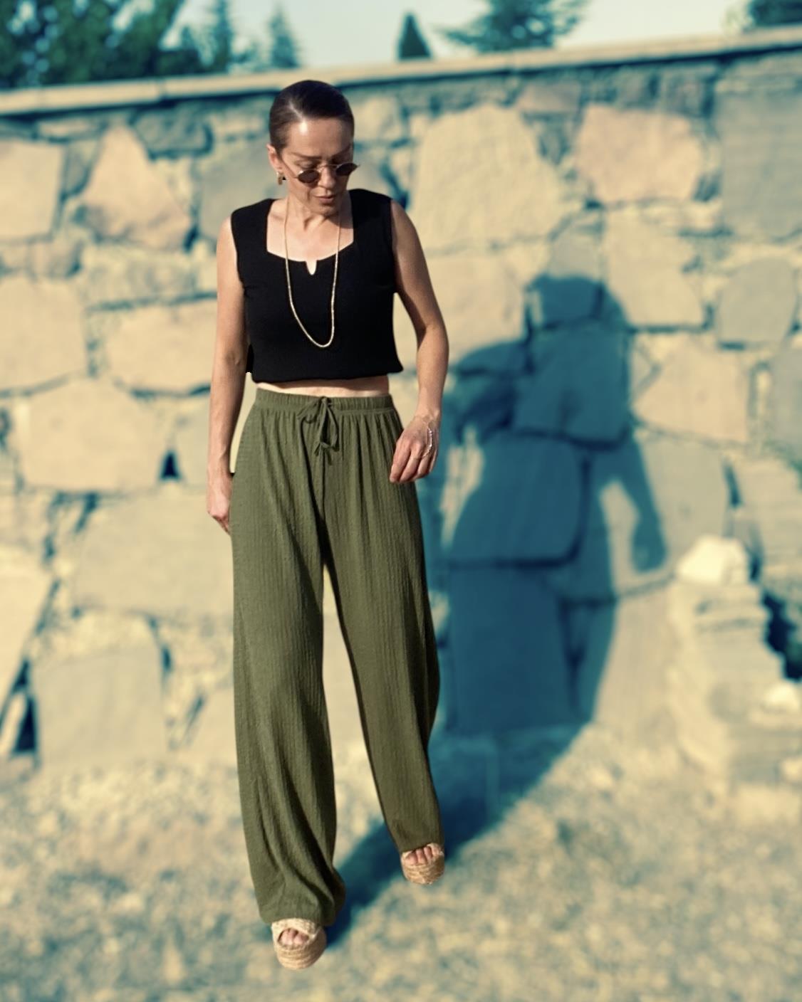 Haki Belden Lastikli ve Bağcıklı Bol Paça Gofre Kumaş Pantolon