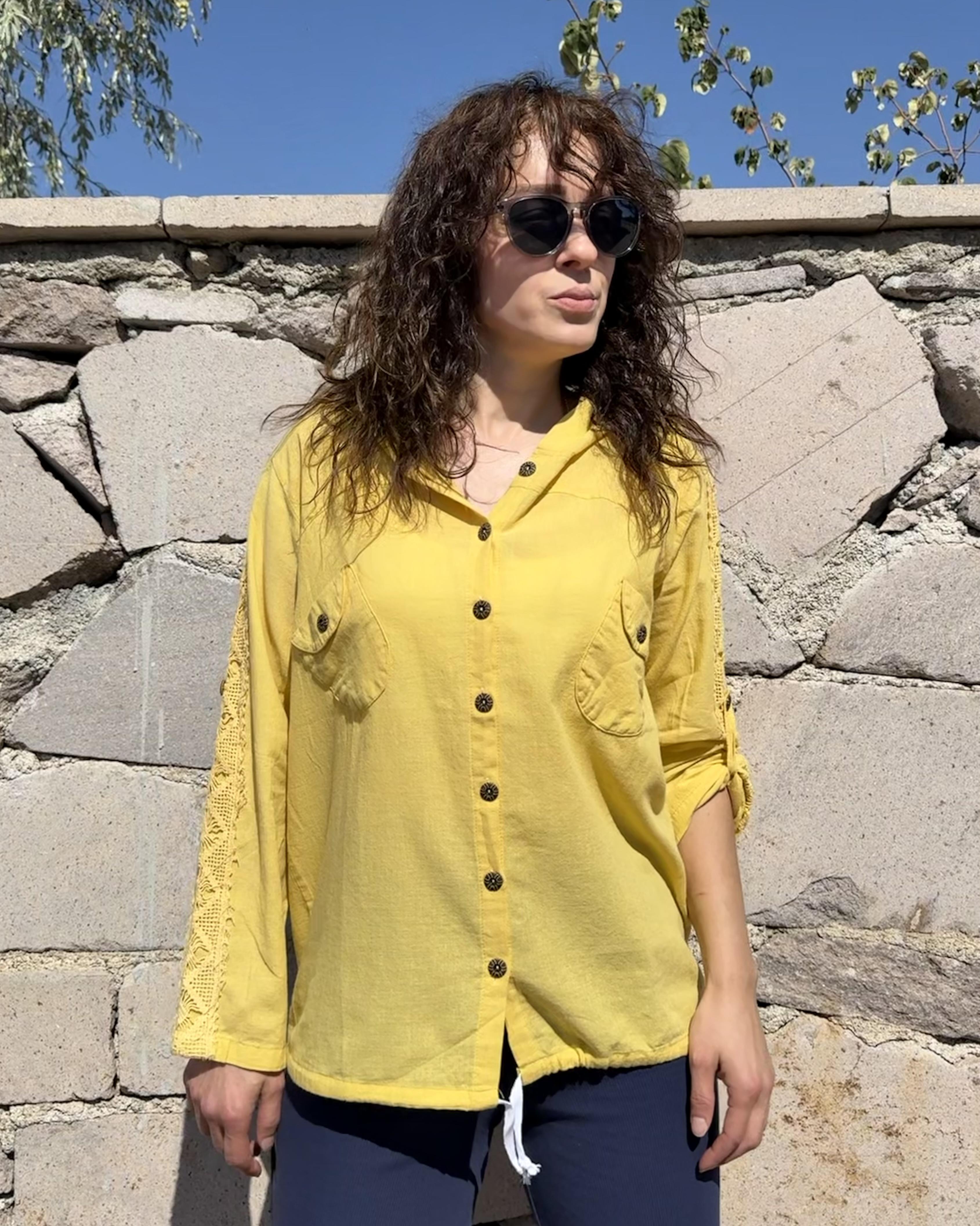 Hardal Sarısı Kapüşonlu Oversize Kol ve Sırt Dantel Detaylı Müslin Kumaş Gömlek