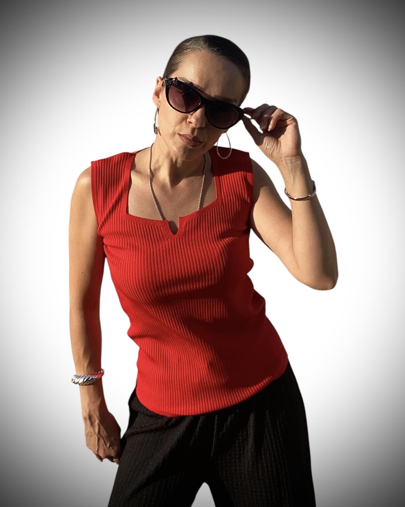 Kırmızı Kare Yaka V Kesim Triko Atlet