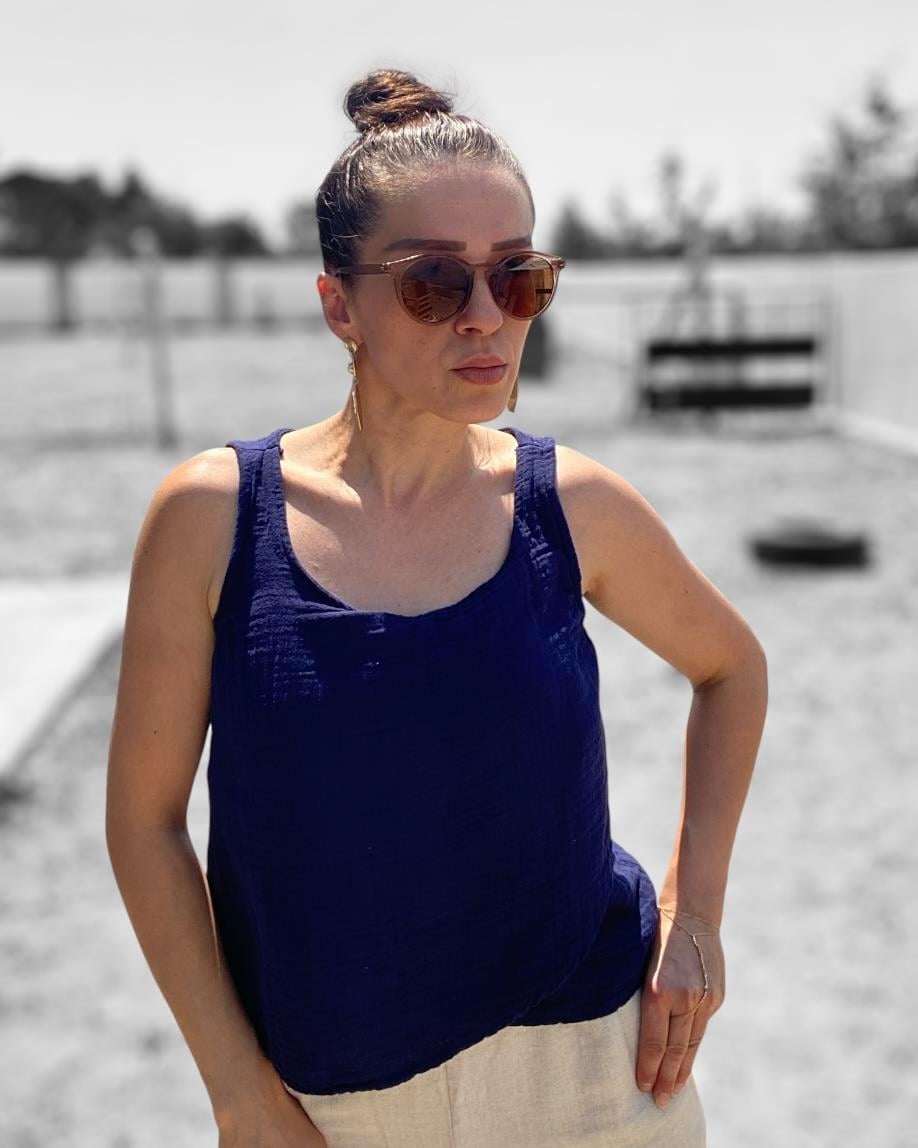 Lacivert Düğmeli Sırt Detay Asimetrik Ön Kesim Kolsuz Bluz