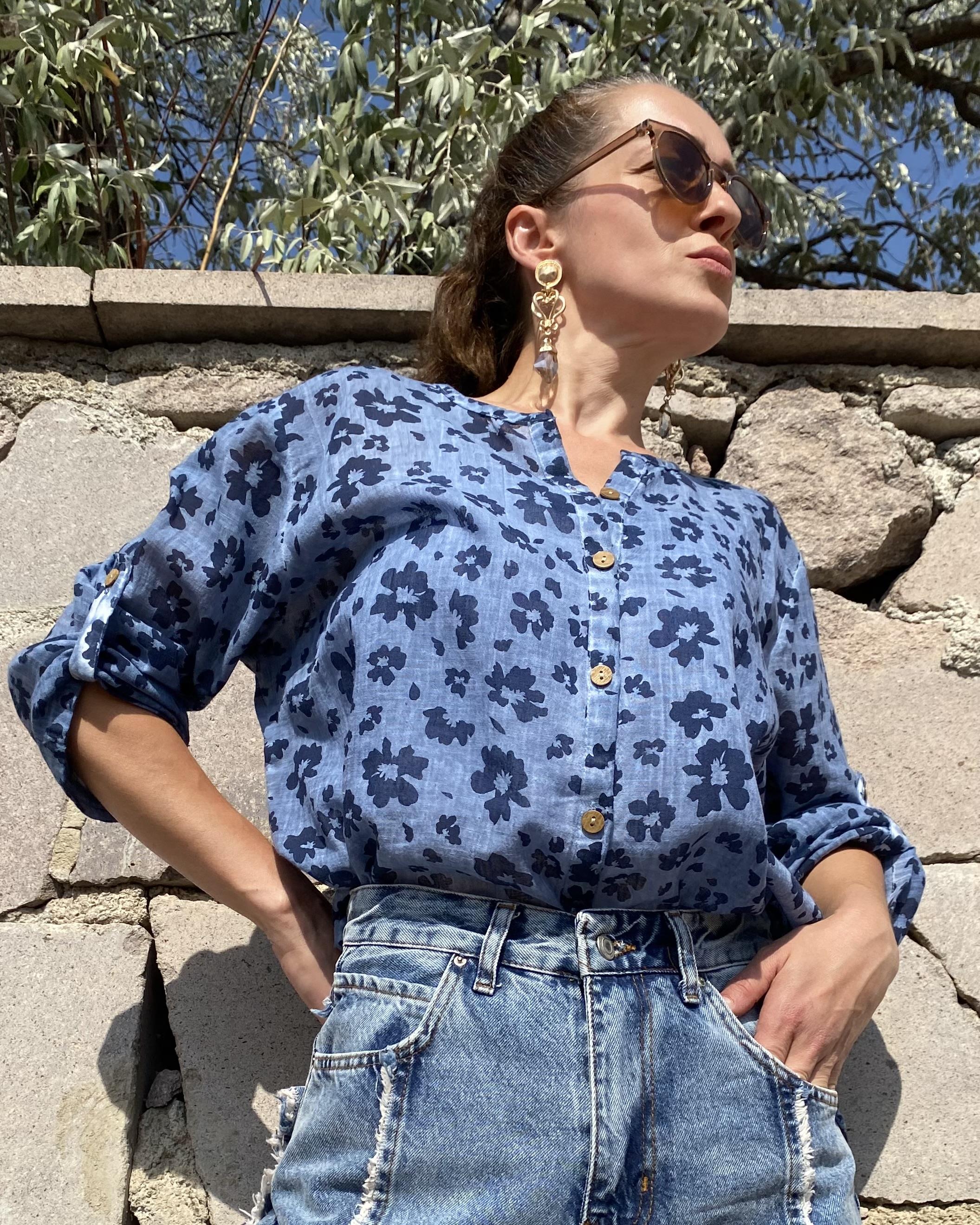 Mavi Çiçek Desenli Müslin Kumaş Gömlek