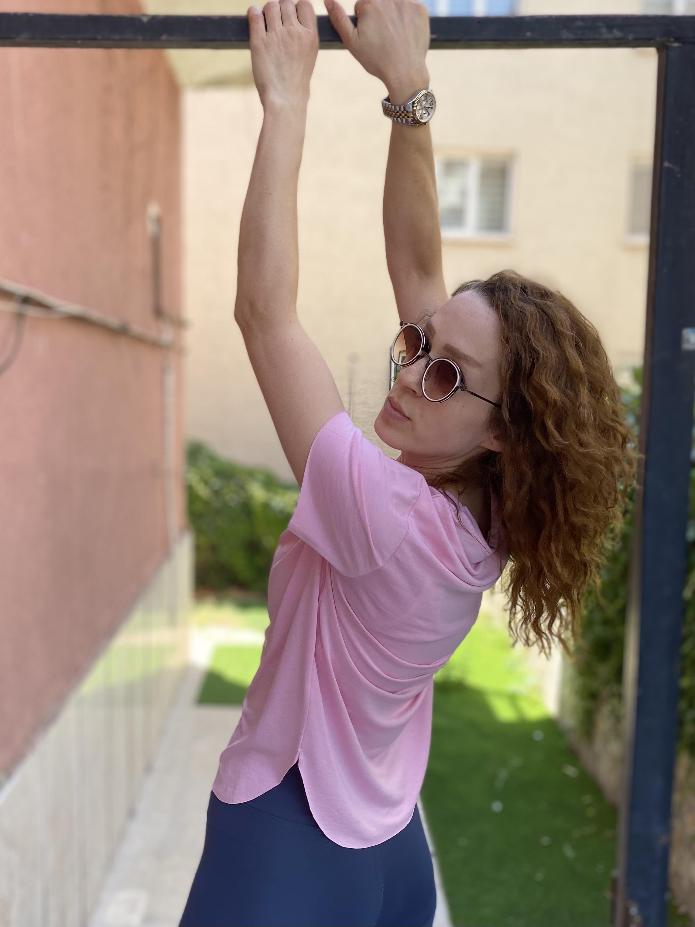 PEMBE V YAKA OVAL KESİM TİŞÖRT