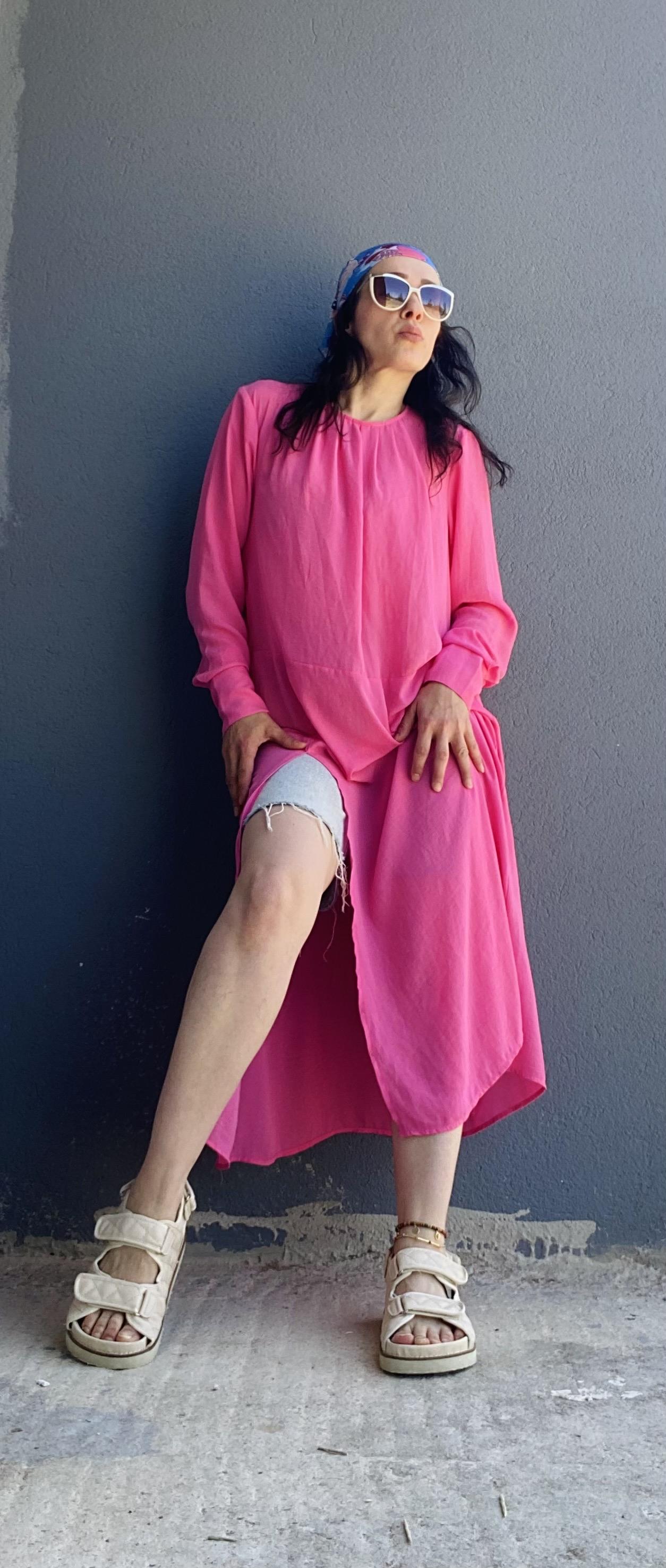 Pembe Yandan Yırtmaçlı Sırt Detaylı Şifon Elbise