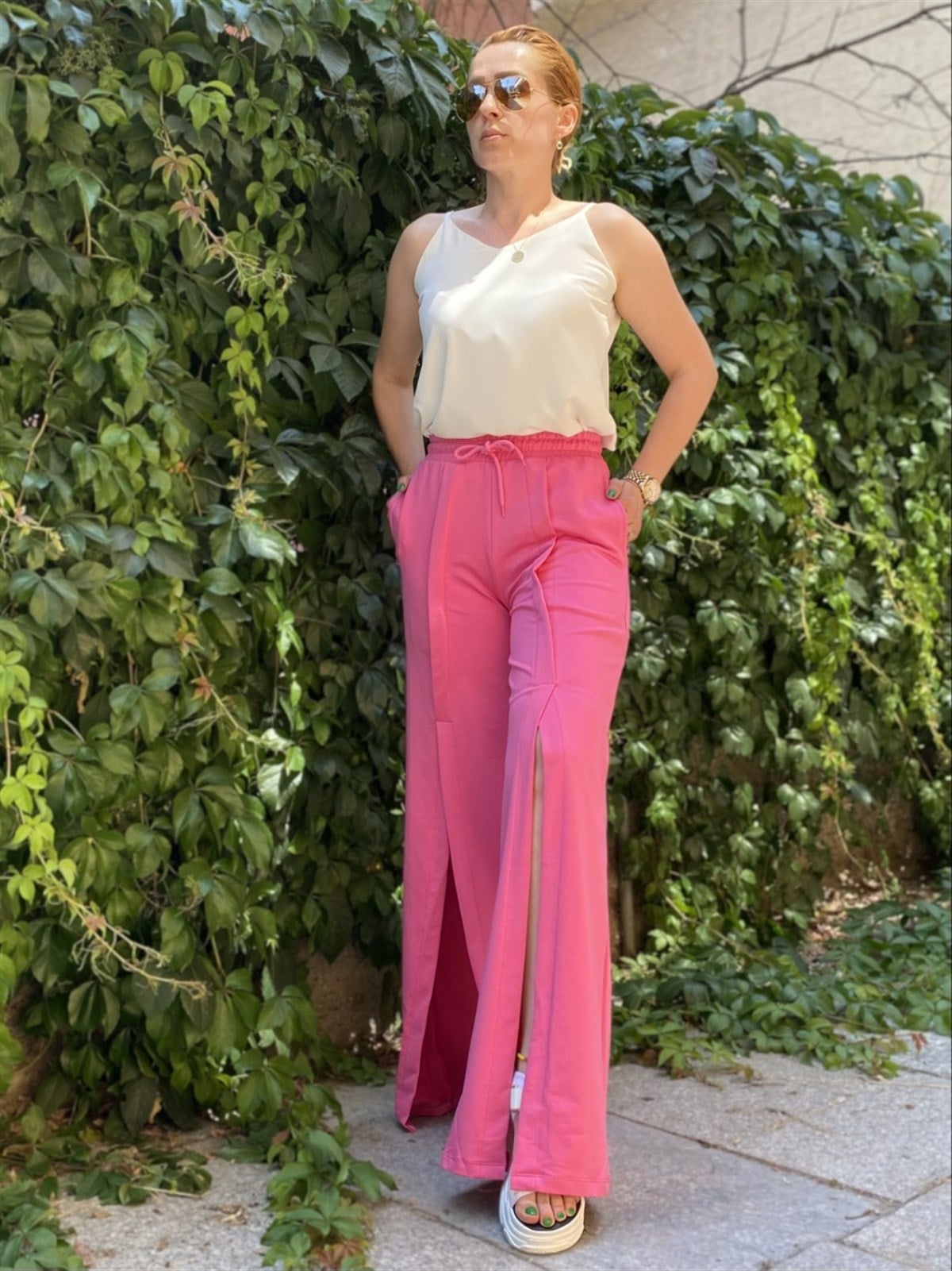 PEMBE-YIRTMAÇ DETAYLI BOL PAÇA PANTOLON