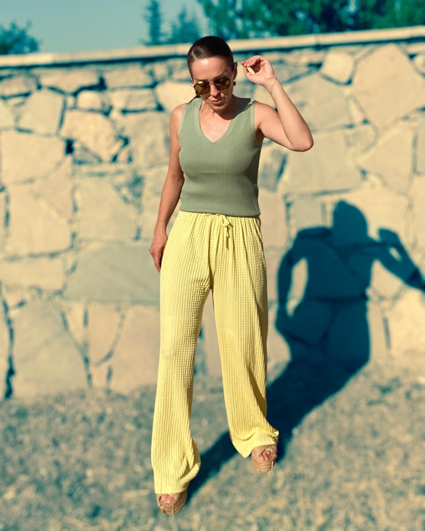 Sarı Belden Lastikli ve Bağcıklı Bol Paça Gofre Kumaş Pantolon