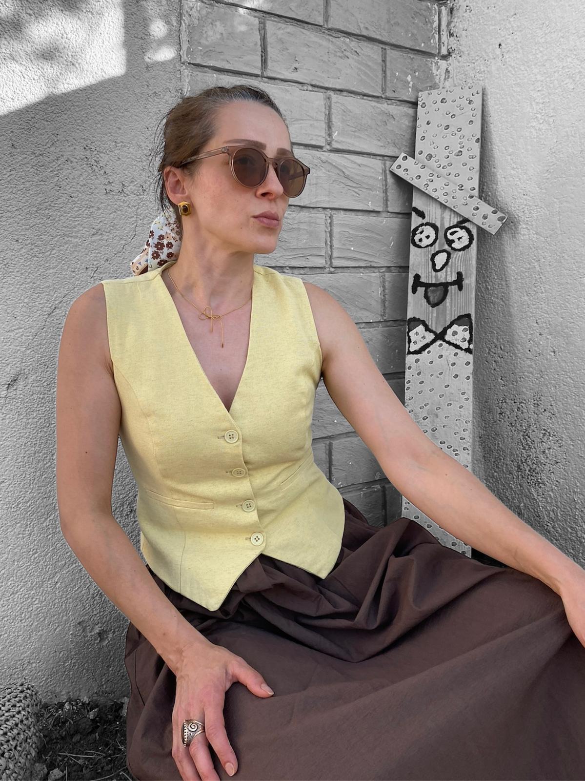 Sarı V Yaka Düğmeli Bele Oturmalı Keten Yelek