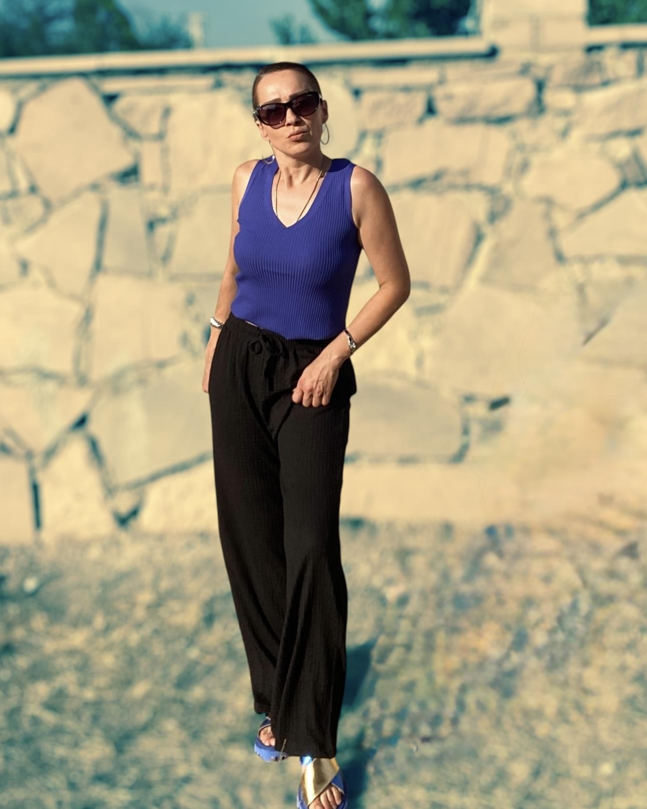 Siyah Belden Lastikli ve Bağcıklı Bol Paça Gofre Kumaş Pantolon