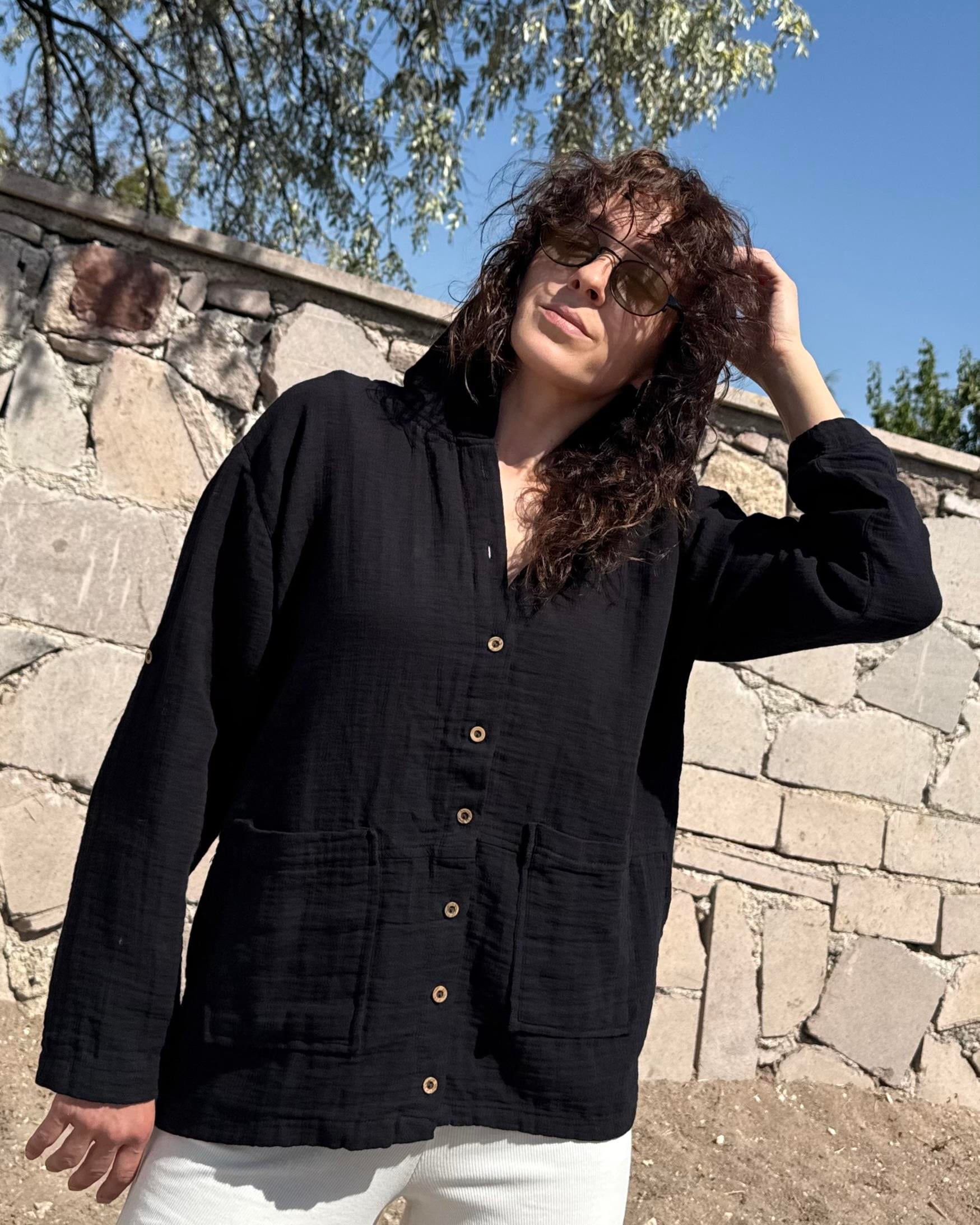 Siyah Kapüşonlu Oversize Cepli Müslin Kumaş Gömlek