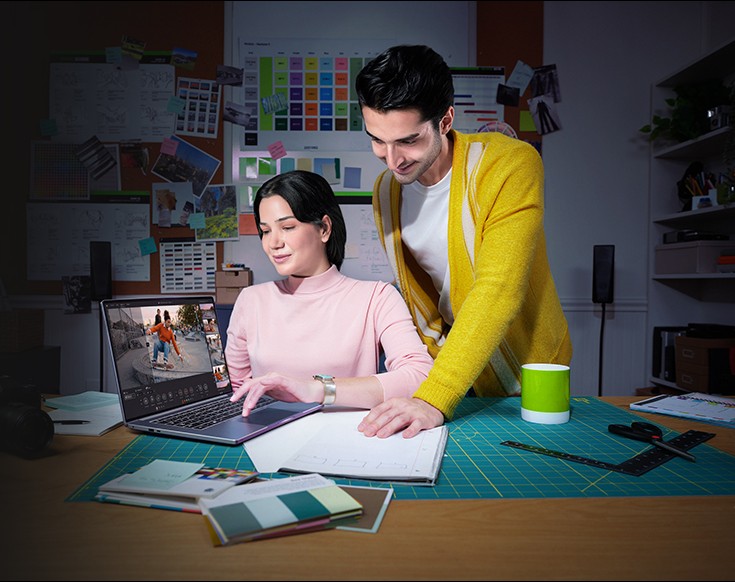 Yaratıcı proje üzerinde çalışan öğrenciler