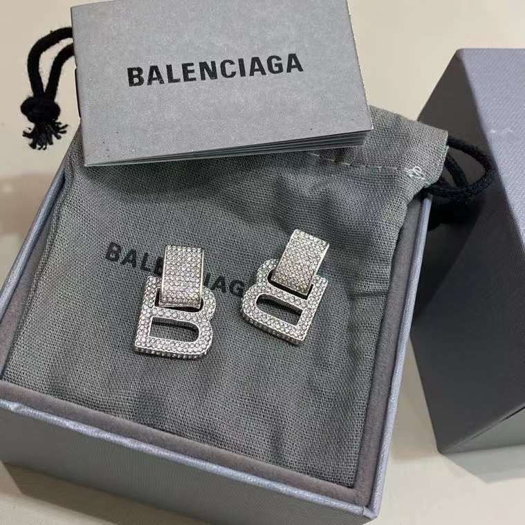 Marka taşlı gümüş blncg küpe