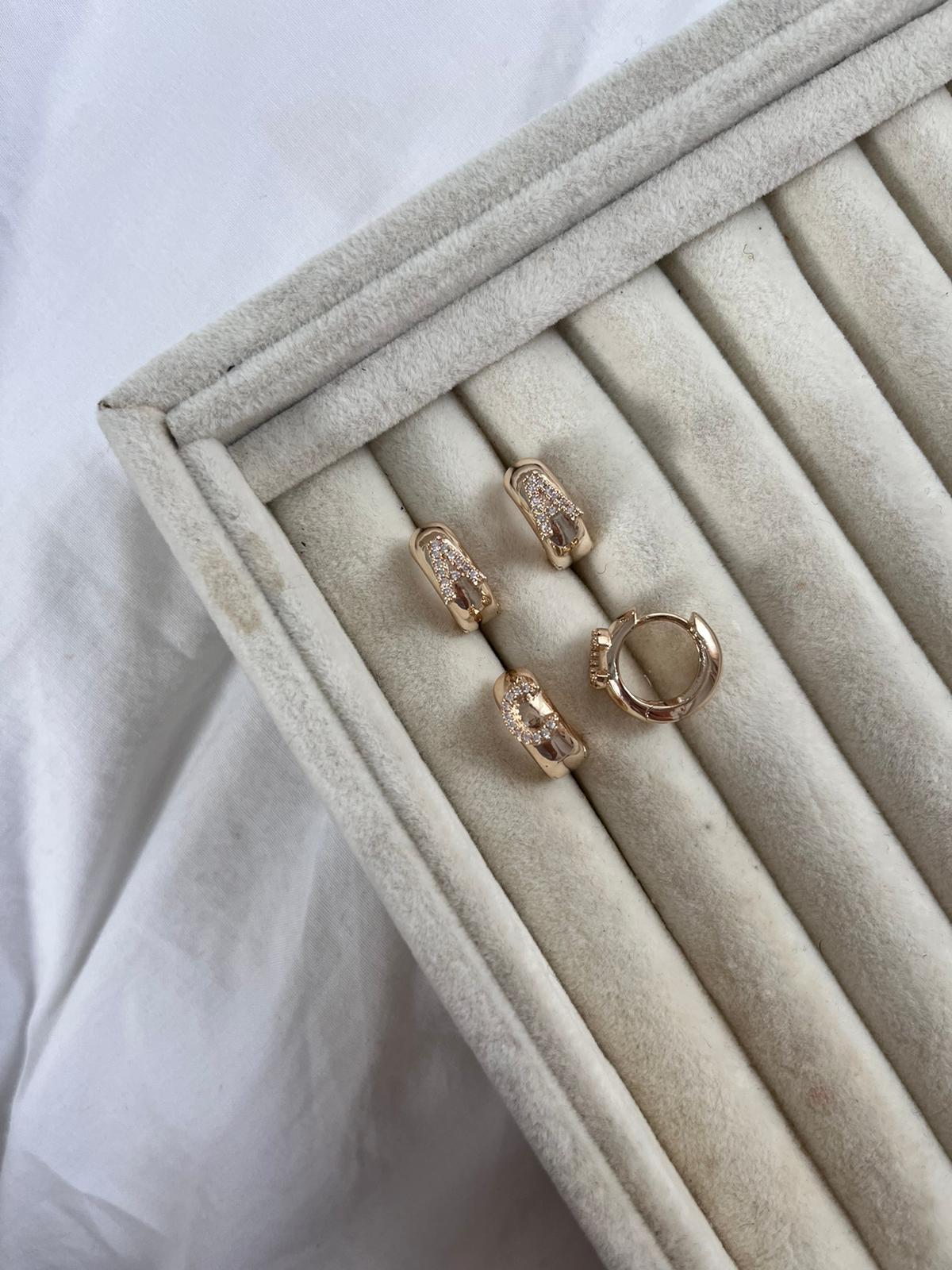 Minik Taşlı Harf Vip Küpe