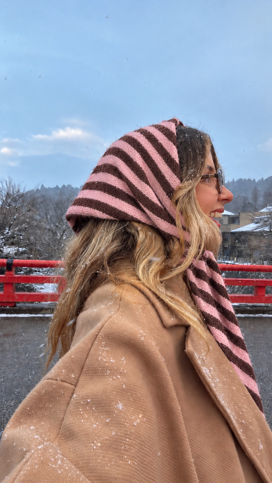 Örgü üçgen şal pembe kahve