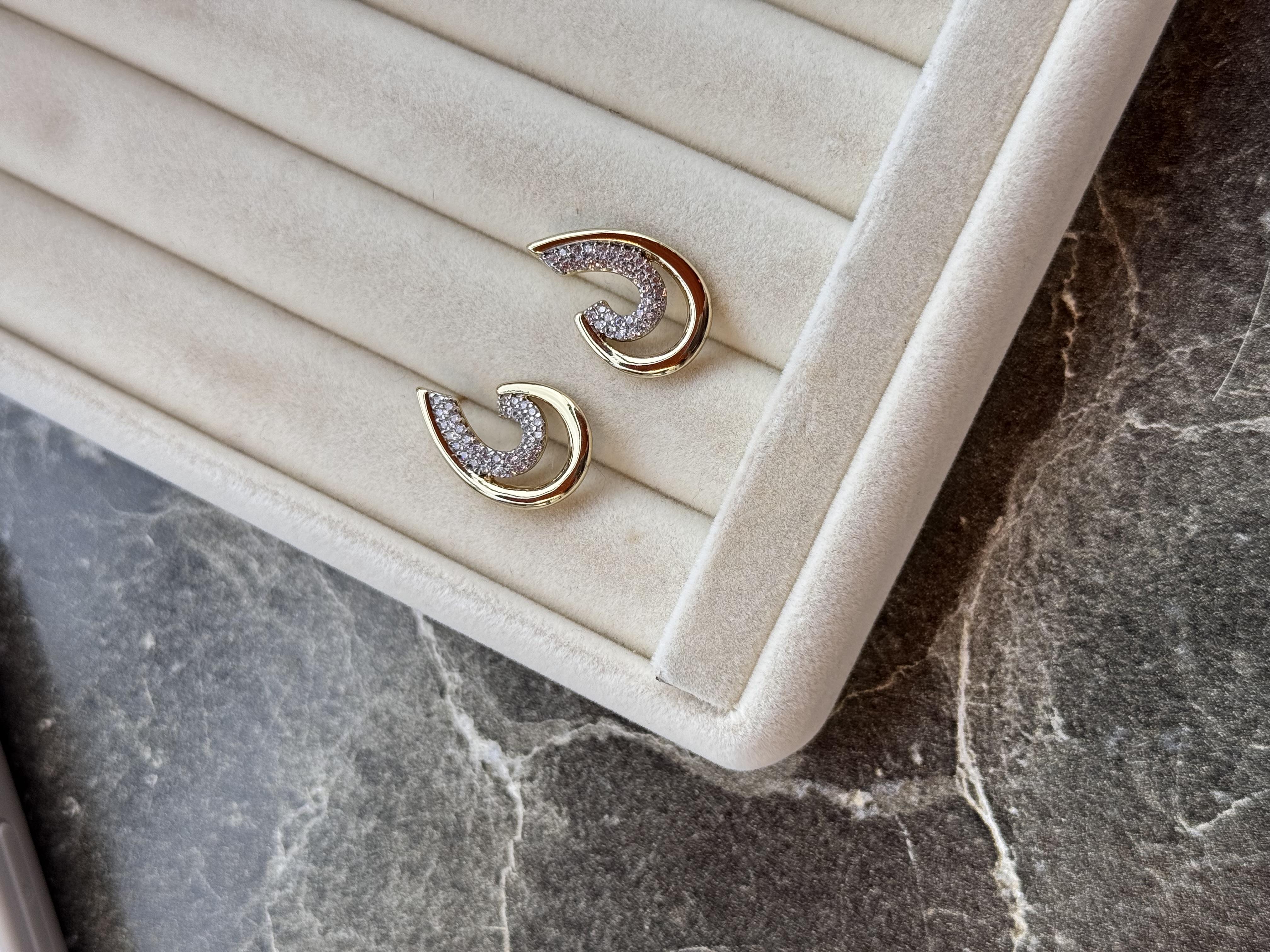 Özel Seri oval gold taşlı küpe