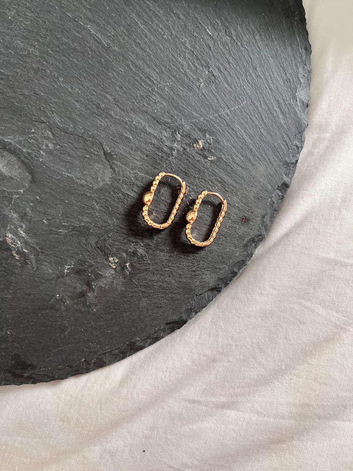 Sade Oval Topçuk Görünümlü Vip Küpe